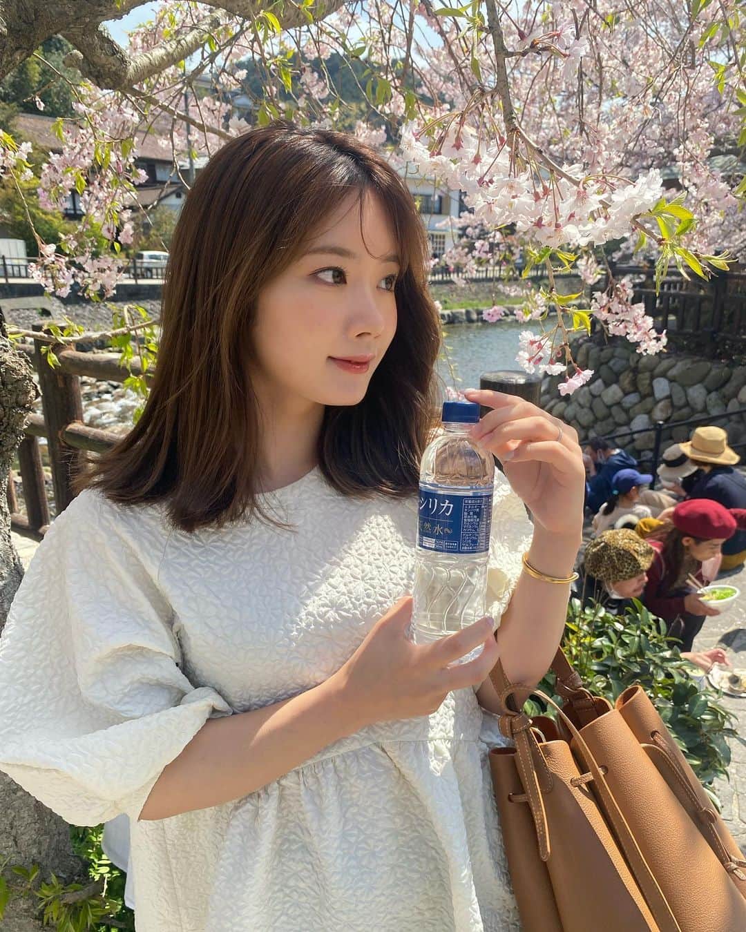 畠中清羅 のインスタグラム：「_  1日2リットルを目標にしてたら お肌褒められることも増えたしいいこと沢山♡  4大ミネラルの含有量が多く美容を意識しているひとにもぴったりなんだって！  @nomusilica_official は中硬水なのに軟水の様に軽くて 飲みやすいの🩵🩵  只今20%オフキャンペーン実施中みたいです！ ※20%オフは定期便購入時限定の特典です 2023年4月1日～2023年5月31日まで  ＃シリカ#シリカ水#のむシリカ #supported#ナチュラルミネラルウォーター #霧島天然水#美容」