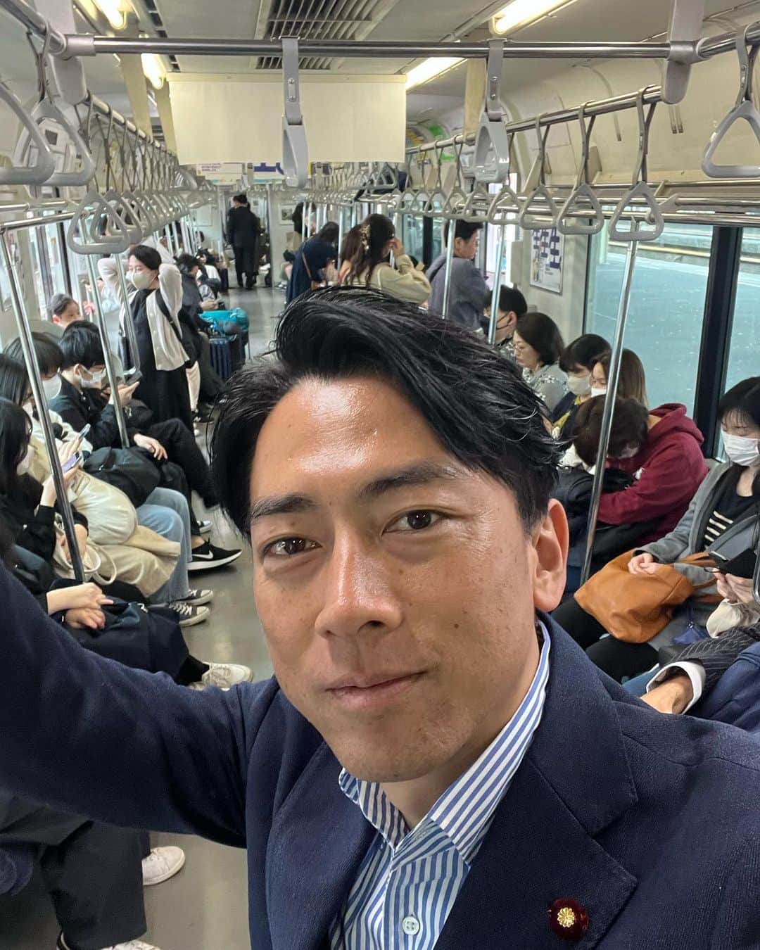 小泉進次郎さんのインスタグラム写真 - (小泉進次郎Instagram)「選挙の最終日は大磯駅から横須賀駅まで電車移動。降りる間際に「頑張って」と声をかけてくださった方も。ありがとうございます。嬉しかったです。雨も降らずに演説できて良かった。あと、数時間、最後まで応援頑張ります。  #選挙 #最終日 #期日前投票 #JR #東海道線 #横須賀線」4月8日 16時24分 - shinjiro.koizumi