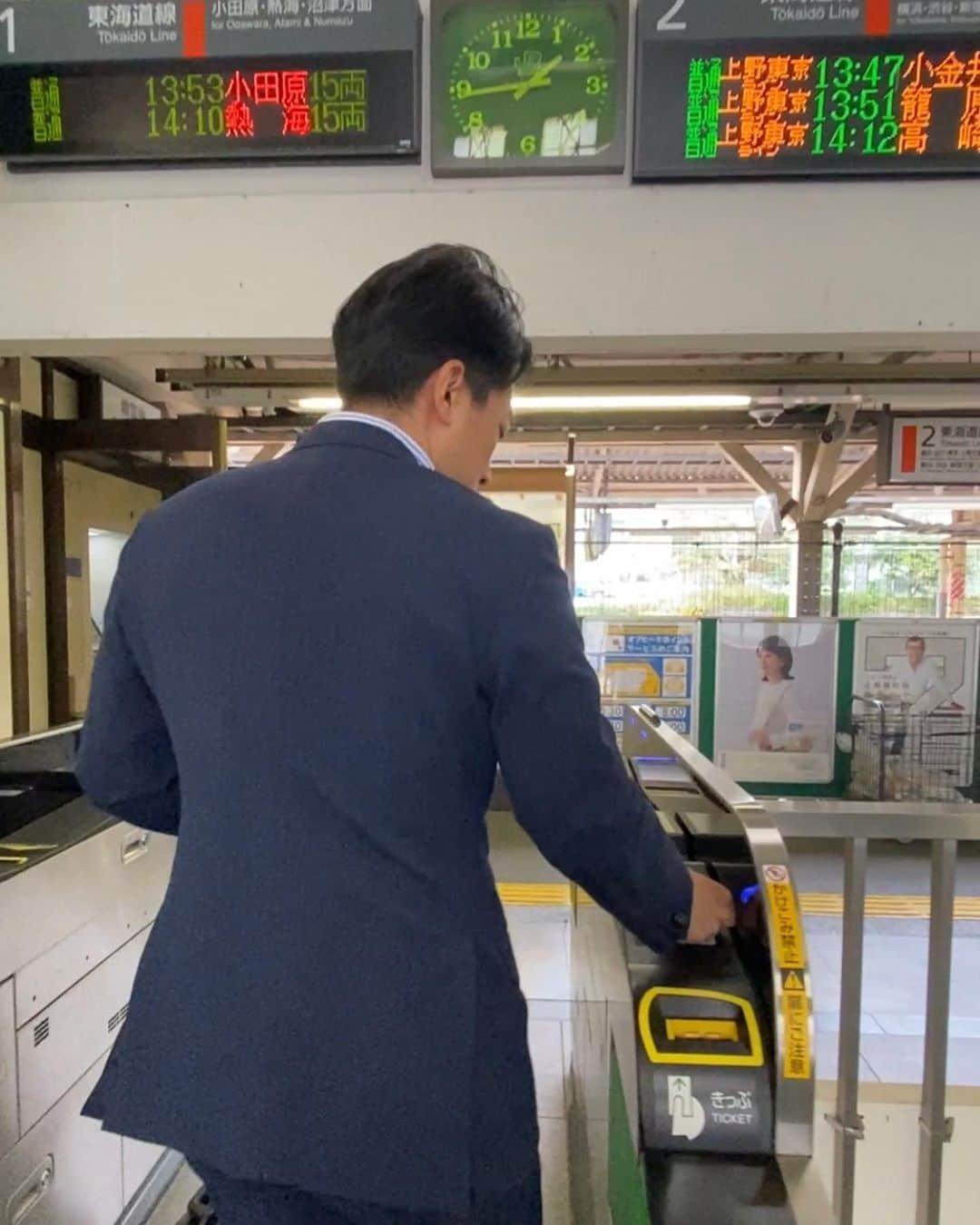 小泉進次郎さんのインスタグラム写真 - (小泉進次郎Instagram)「選挙の最終日は大磯駅から横須賀駅まで電車移動。降りる間際に「頑張って」と声をかけてくださった方も。ありがとうございます。嬉しかったです。雨も降らずに演説できて良かった。あと、数時間、最後まで応援頑張ります。  #選挙 #最終日 #期日前投票 #JR #東海道線 #横須賀線」4月8日 16時24分 - shinjiro.koizumi