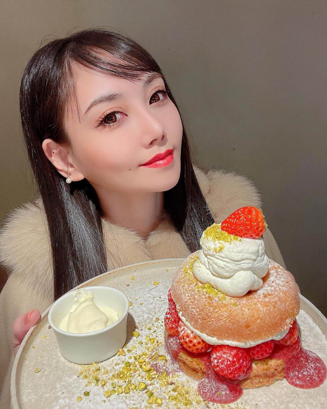 百合華のインスタグラム：「#ドーナツがある暮らし 🍩✨💕  #新京極商店街で人気のドーナツ屋さん  #ドーナツは真ん中に穴が空いてるからゼロカロリー   #japan #日本 #kyoto  #京都 #新京極 #京都四条 #京都カフェ #koedonuts  #新京極商店街  #スイーツグラム  #新京極カフェ巡り  #苺がいっぱいで幸せ  #スイーツは世界を救う  #美味しいドーナツ屋さん  #女子会におすすめのカフェ  #苺とホイップなんて最高なの  #美食 #美食家」