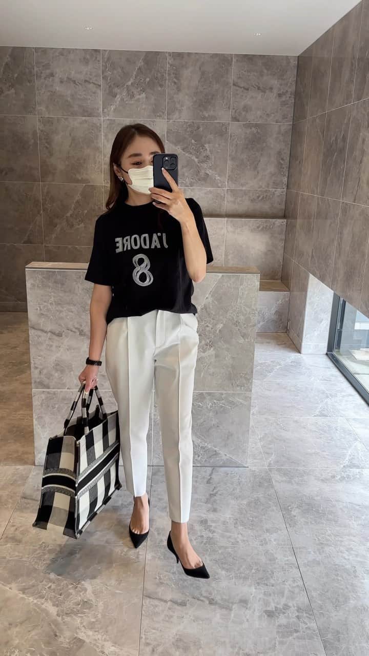 Keikooooooのインスタグラム：「コーデ🖤🤍 もう少し暖かくなったらやりたいTシャツコーデ☺️✨ Tシャツだと少し綺麗めにバランス取りたくて、久々にヒール合わせ🖤 リクエスト多数のpark pantsのご予約は本日最終日です。 お買い逃しございませんように😌✨  T-shirt @ivy_select  pants @liten.official #liten bag  @dior #dior shoes @ninaricci #ninaricci   #リテン#liten#夏コーデ#カジュアルコーデ#ママコーデ#シンプルコーデ #シンプル#大人コーデ#大人かわいい #大人カジュアル#きれいめコーデ」