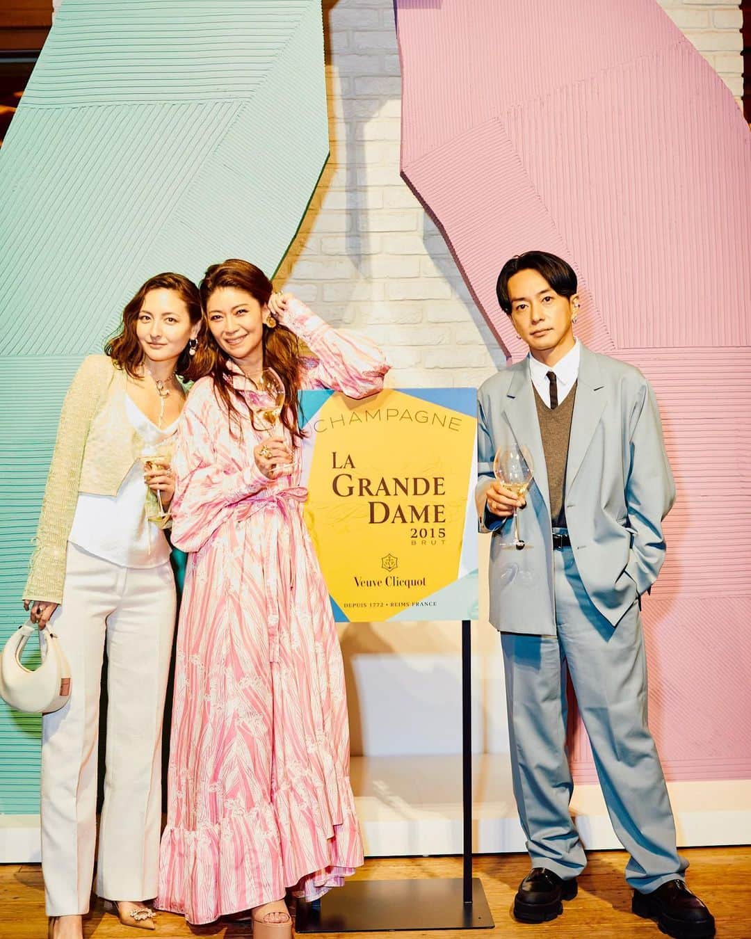 Taki Tanakaのインスタグラム：「@veuveclicquot  #lagrandedame 2015  軽井沢 @shishiiwahouse にて。  イタリア人女性アーティスト #PaolaParonetto がデザインした新ヴィンテージ#ヴーヴクリコラグランダム2015 のスペシャルナイトに @yuyanara  奈良さん@ellirose エリちゃんと行ってきました。  1.パステルトーンのアートに合わせて3人とも春色コーデで。 タキは#パトゥのお気に入りを着て。 #ootd Dress/ #PATOU  2.ディナーの前にさまざまヴィンテージをテイスティング。楽しい&美味しい。  3.色彩の巨匠と呼ばれる #パオラパロネット のアートピース。  5.7.素晴らしかったvilla aida @kanjikobayashi 小林寛司シェフによる美しく優しいガーデン・ガストロノミー ディナー。  9.ヴーヴ・クリコ 最高醸造責任者 @didier_mariotti  とMHD Japanのみなさんと。先月ボルドー旅行/シュヴァルブランにご一緒した @kanakowtnb に再会出来て嬉しかった♡  忙しい日々の中で美味しいシャンパーニュを愉しむひとときは、私にとって最も豊かで大切なものです。 問題は飲むとすぐに調子に乗ってしまい、ひとときでは終わらないということ。。  #Thankyou @takaoyutani   #veuveclicquotchampagne #izastagram」