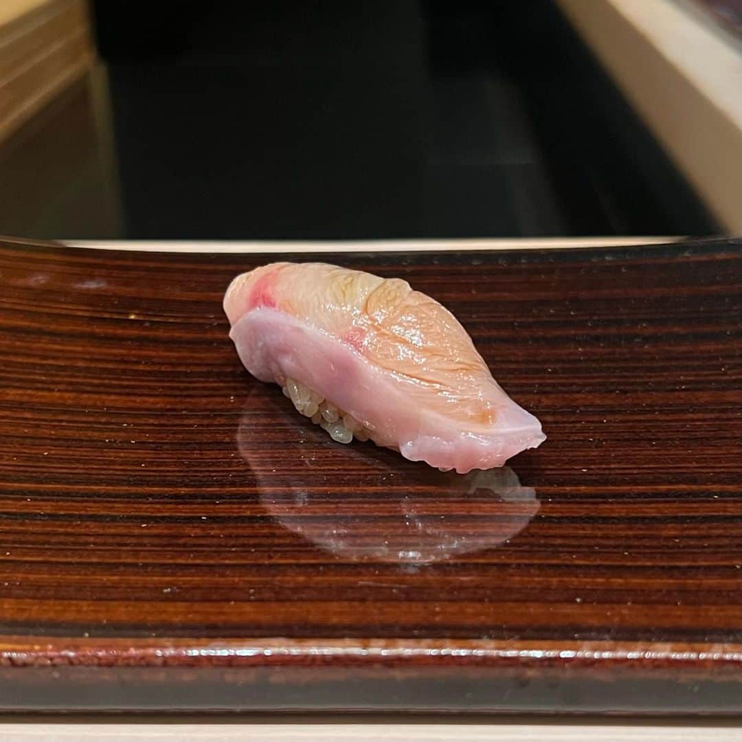 GO AKIMOTOさんのインスタグラム写真 - (GO AKIMOTOInstagram)「"鮨 心 by  宮川" で提供される鮨ネタは、北海道と東京 豊洲市場から毎日仕入る最高級の魚介類 ほとんどのネタは寝かしつけられ、中には漬けや燻しなど、さらにひと手間もふた手間もかけて丁寧に仕込まれています 口に入れた瞬間にホロッとほぐれる、空気を孕んだシャリの握り具合も絶妙◎ （コース外で甘鯛を追加オーダー） 最後のアイスクリームまでとても美味しくて大満足  極上のひととき、ありがとうございました！  〜本日のおまかせコース〜 鮨 　赤ムツ（のどぐろ！美味過ぎた） 　トロ（中トロさくづけ） 　小肌 　桜鱒（塩で締めて藁で燻した） 　車海老 　雲丹 　穴子（棒鮨） 　甘鯛（昆布締め） 玉子焼 お椀（写真は割愛） 北海道ニセコ町高橘牧場ミルクアイスクリーム  #mandarinorientaltokyo #motokyo #mandarionoriental #ImAfan #worldoffans  #マンダリンオリエンタル東京 #ブランドアンバサダー」4月8日 16時39分 - go_akimoto