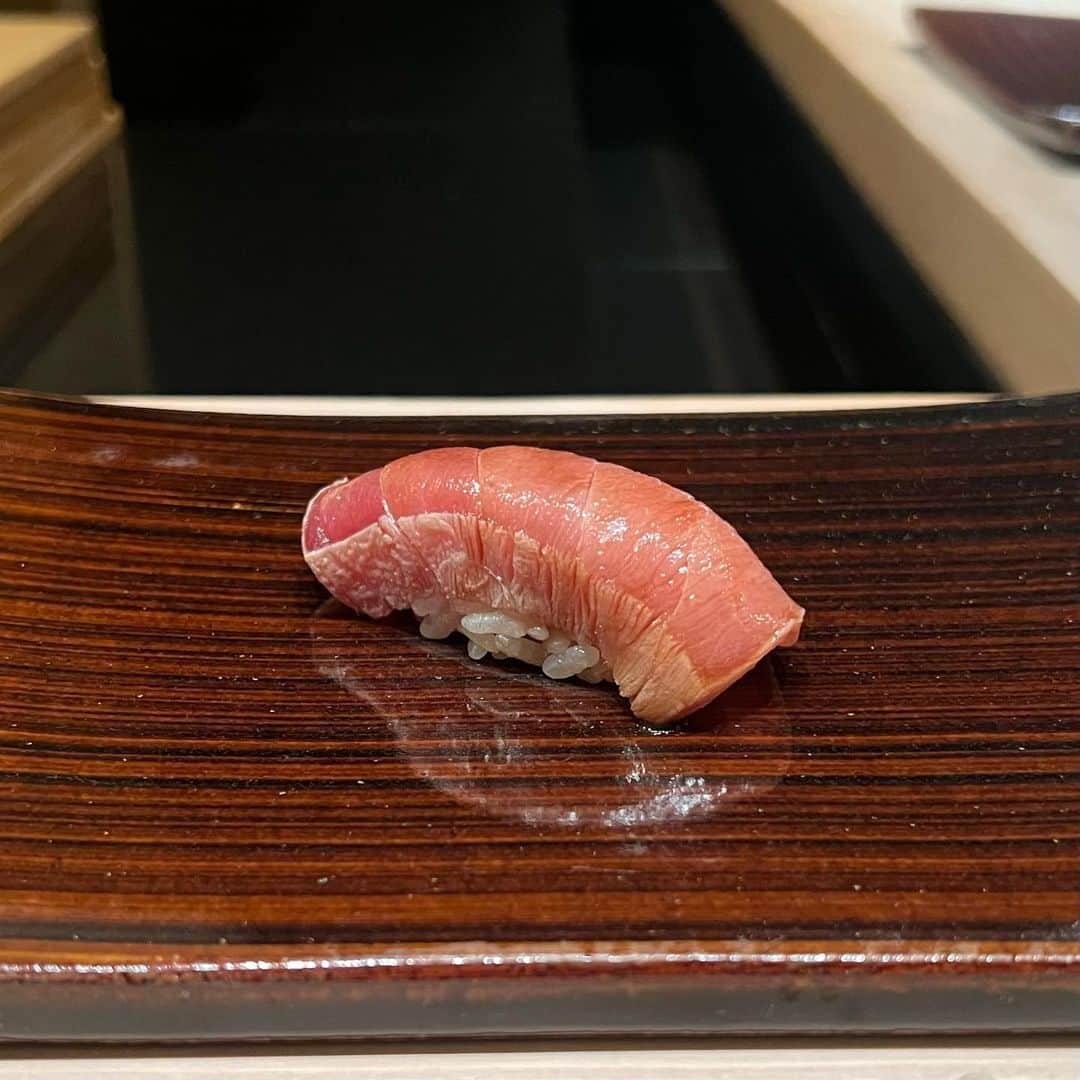 GO AKIMOTOさんのインスタグラム写真 - (GO AKIMOTOInstagram)「"鮨 心 by  宮川" で提供される鮨ネタは、北海道と東京 豊洲市場から毎日仕入る最高級の魚介類 ほとんどのネタは寝かしつけられ、中には漬けや燻しなど、さらにひと手間もふた手間もかけて丁寧に仕込まれています 口に入れた瞬間にホロッとほぐれる、空気を孕んだシャリの握り具合も絶妙◎ （コース外で甘鯛を追加オーダー） 最後のアイスクリームまでとても美味しくて大満足  極上のひととき、ありがとうございました！  〜本日のおまかせコース〜 鮨 　赤ムツ（のどぐろ！美味過ぎた） 　トロ（中トロさくづけ） 　小肌 　桜鱒（塩で締めて藁で燻した） 　車海老 　雲丹 　穴子（棒鮨） 　甘鯛（昆布締め） 玉子焼 お椀（写真は割愛） 北海道ニセコ町高橘牧場ミルクアイスクリーム  #mandarinorientaltokyo #motokyo #mandarionoriental #ImAfan #worldoffans  #マンダリンオリエンタル東京 #ブランドアンバサダー」4月8日 16時39分 - go_akimoto