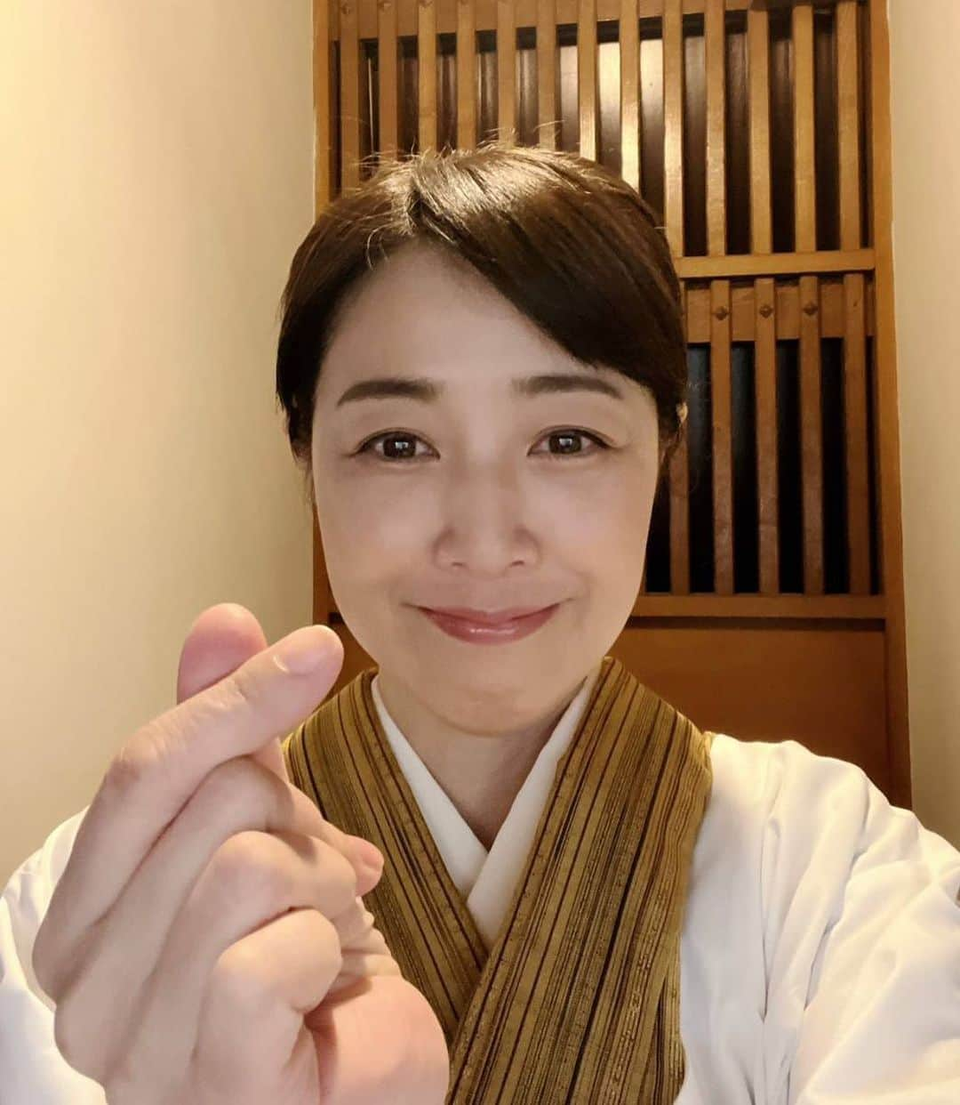 菊池桃子さんのインスタグラム写真 - (菊池桃子Instagram)「*  放送まで1週間となりました 「婚活食堂」 おでん屋を営んでおります玉坂恵です。  今後、女将のオフショットをストーリーに 更新していきますので、 宜しかったら見に来てください！  #放送まであと1週間  #婚活食堂 #今日の女将 #あれ？ハートになってない？  真夜中ドラマ『婚活食堂』 BSテレ東（BS⑦ch）／BSテレ東4K（4K⑦ch）／テレビ大阪 2023年4月15日（土）スタート BSテレ東 毎週土曜 深夜0時～0時30分 テレビ大阪 毎週土曜 深夜1時～1時30分 NTTドコモ「Lemino」で1週間先行配信 ※広告付無料動画配信サービス「ネットもテレ東」（テレビ東京HP、TVer）では、テレビ大阪での放送直後より配信 原作：「婚活食堂」山口恵以子（PHP文芸文庫）」4月8日 16時37分 - momoko_kikuchi_official