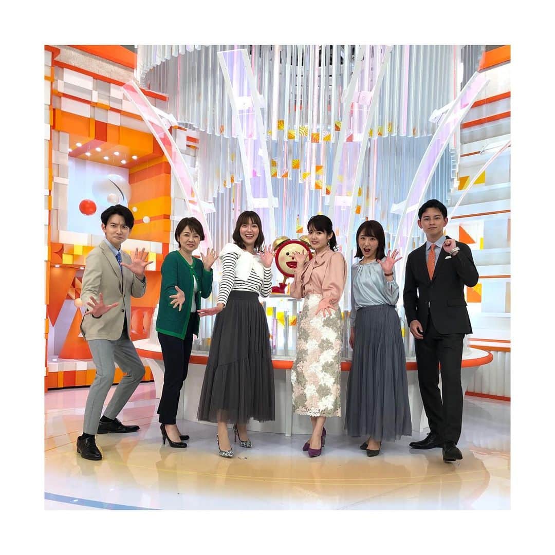 阿部華也子のインスタグラム：「♪  新しいスタジオセットに  新しいテーマソング♡  4月からもよろしくおねがいします🥰  ありがとうSaucy！！  本日のオンエアから wacciの『リバイバル』☀️  そして今日はみおさんと お揃いみたいな衣装でした♡  #めざましどようび #saucydog  #wacci」