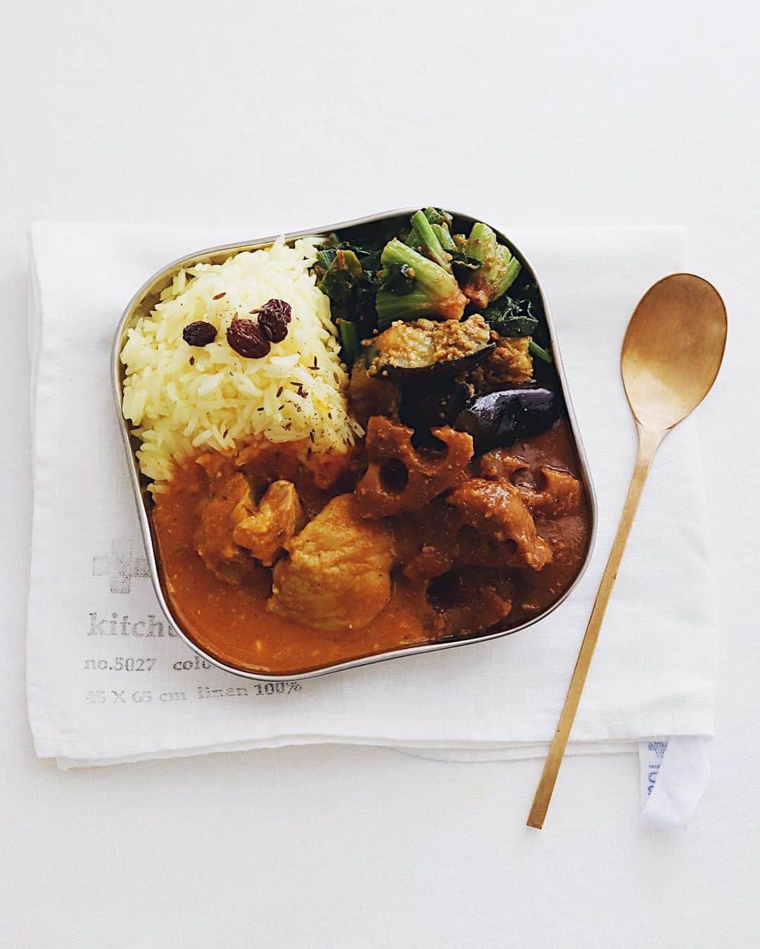 樋口正樹のインスタグラム：「Curry 🍛 . お昼に作って食べたカレー。 １辺１５センチと小さめな ステンレスの四角いお皿に ぎゅうぎゅうに盛りました。 溢れそうで危険ですけどー、 リムなしにピッチピチが◎😋 . バターチキンカレー レンコンと挽肉のカレー ナスのサブジ ほうれん草のサブジ サフランライス . . #スパイスカレー #手作りカレー #カレー皿 #バターチキン #挽肉カレー #レンコンカレー #ナスのサブジ #ほうれん草のサブジ #サフランライス #カレー好き #curry #butterchicken #keemacurry #curryplate」