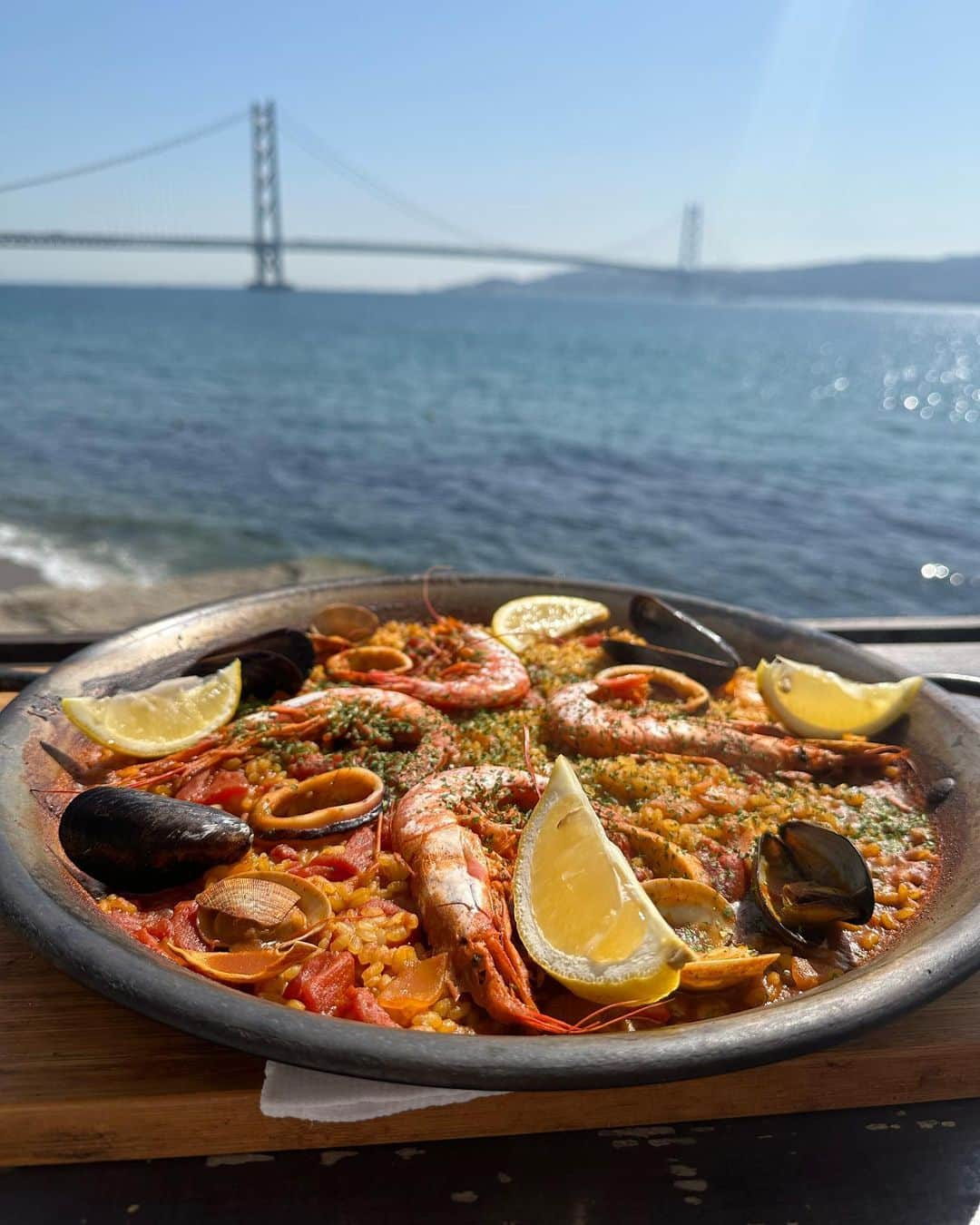 松浦三佳さんのインスタグラム写真 - (松浦三佳Instagram)「＊ ノーシャン🌊 パエリア🥘美味しいよお❤️ 景色が本当によくて癒される😳♥️ 海沿いドライブしながらlunch😋🍴💕 ＊ ＊ ＊  #ノーシャン #垂水区 #海沿いカフェ  #海沿いランチ #兵庫県ランチ #食べログ #海沿いドライブ パエリア #垂水区ランチ  #グルメ #lunch #gourmet #明石海峡大橋 #nocean」4月8日 16時59分 - mikarinrin5555