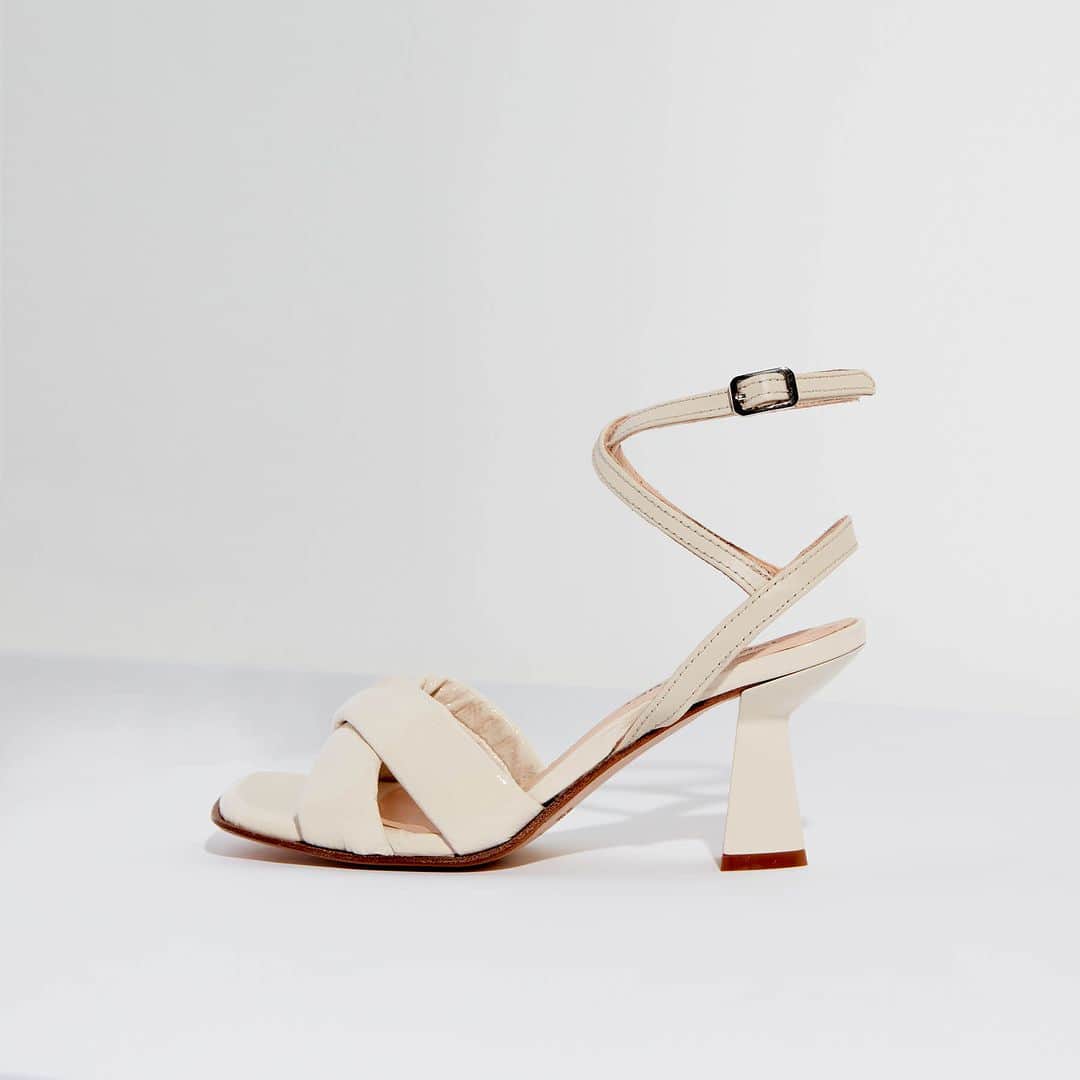 のインスタグラム：「In the spotlight: make no compromise on style and choose these ivory patent leather heeled sandals. #janetandjanet」