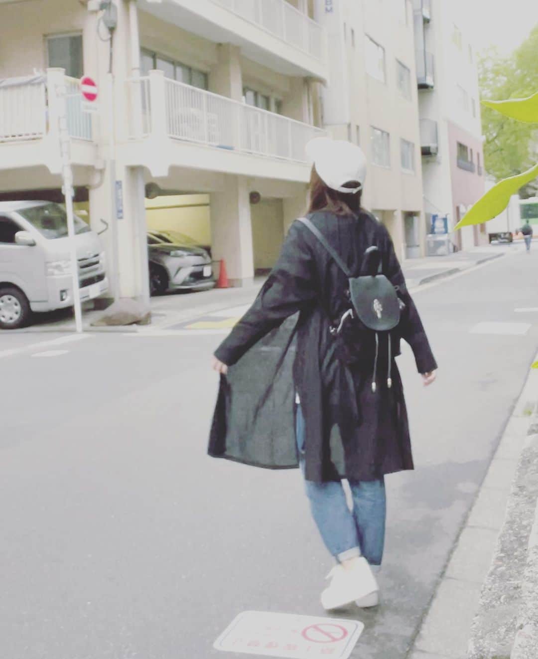 黒澤まさ美のインスタグラム：「⁡ ⁡#オーバーサイズ の服を着るとついヒラヒラしがちです🦋 ⁡ #頑張ってエモくしてみたつもり  PR @mivialoca #mivialoca #オーバーサイズシャツ #ロングシャツワンピース #シャツワンピース #シャツワンピースコーデ」