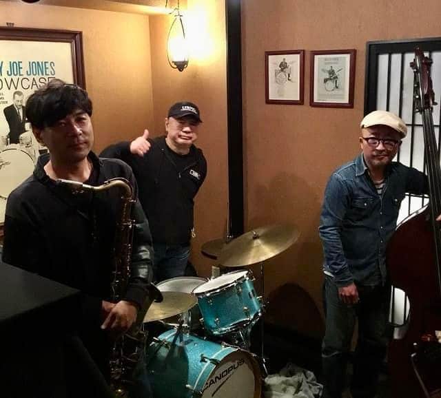 鈴木央紹のインスタグラム：「明日4/9は銀座季立でコードレストリオ！ 17時半スタート、お越しお待ちしております！ https://jazzbar-kiri.jimdofree.com/」