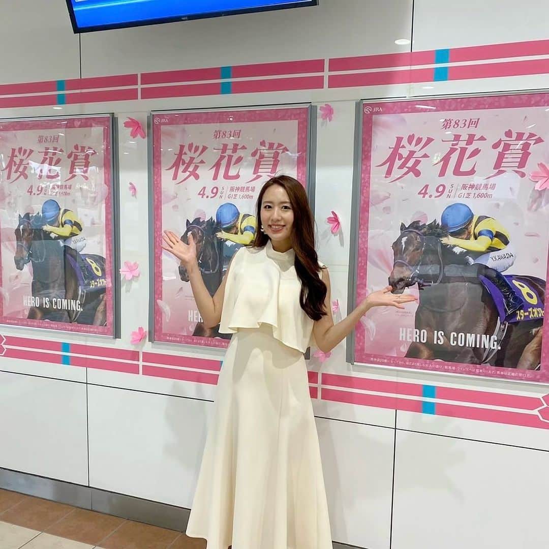 守永真彩のインスタグラム：「. . 今週は、牝馬クラシック第一戦　桜花賞です🌸 阪神競馬場で美しい桜たちが舞い踊ります。  クラシックシーズンが到来すると、本格的に春になってきた気分！ワクワクします😊💓  今夜のグリーンチャンネル 日曜レース展望KEIBAコンシェルジュは 「桜花賞展望スペシャル」です！！  担当コンシェルジュは 古谷剛彦さん 棟広良隆さん 辻　三蔵さん  19:30〜21:00 生放送‼️ ぜひ今夜もホテルクラシックにお越しくださいませ☺️  お待ちしております🤍 by 秘書  #桜花賞」