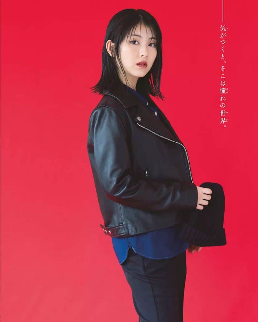 のインスタグラム：「赤 の バ ッ ク が 映 え る 👩🏻 ・ ・ ・ #浜辺美波 #はまみぃ #ベーやん #みーちゃん #みーたん #はまべみなみ #minamihamabe #浜辺美波可愛すぎ #浜辺美波好きな人と繋がりたい #l4l #f4f #tokyo #japan #instagramer #instagood #instalike #instapic @minami_hamabe.official」