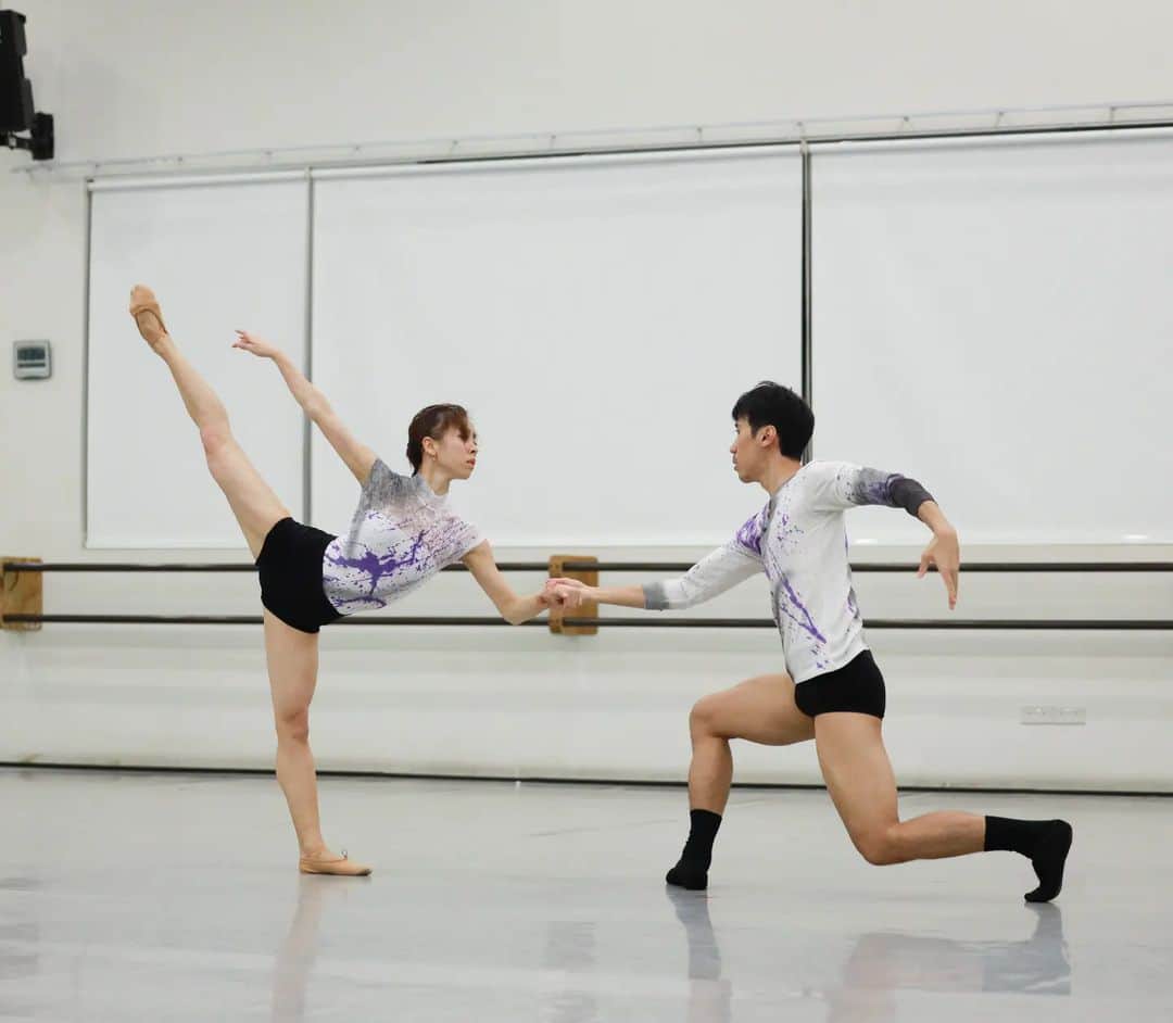 峯岸伽奈のインスタグラム：「. . .  Happy Birthday @takechi_08   いつも支えてくれてありがとう💜  まさに支えられてる写真たち😂  🩰Flood Violet by @satooooruuuu for Made in Singapore  I feel like it was a loong time ago. But just a month ago🤷  📷@jacey_wacey  #Singaporeballet  #balletdancer  #dancerlife #バレリーナ #バレエダンサー  #感謝」