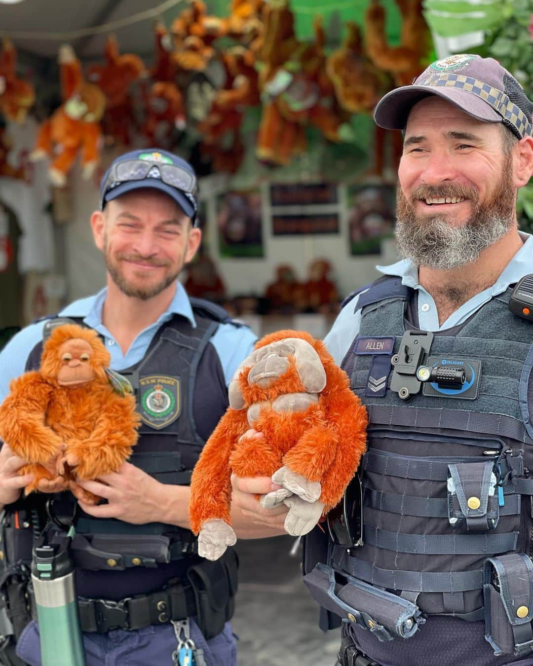 OFI Australiaさんのインスタグラム写真 - (OFI AustraliaInstagram)「Just some of the gorgeous peeps who have visited us at our Bluesfest stall. Thank you SO much for your support for orangutans!! 🧡🦧🧡🦧 #ofibluesfest2023 #bluesfestbyronbay #bluesfest2023 #orangutanmerchandise #saveorangutans #fosteranorangutan #orangutanfoundationinternational」4月8日 17時11分 - ofi_australia