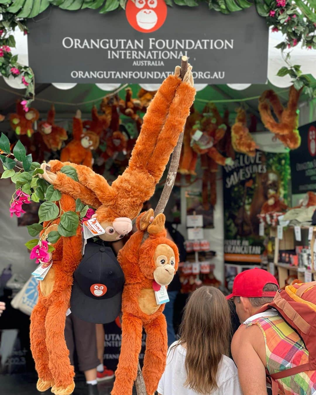 OFI Australiaさんのインスタグラム写真 - (OFI AustraliaInstagram)「Just some of the gorgeous peeps who have visited us at our Bluesfest stall. Thank you SO much for your support for orangutans!! 🧡🦧🧡🦧 #ofibluesfest2023 #bluesfestbyronbay #bluesfest2023 #orangutanmerchandise #saveorangutans #fosteranorangutan #orangutanfoundationinternational」4月8日 17時11分 - ofi_australia