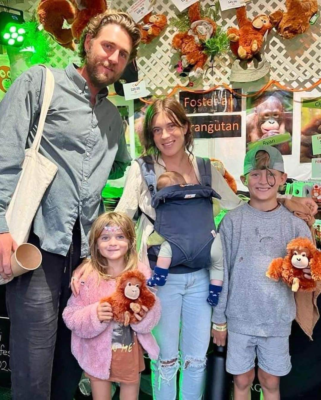 OFI Australiaさんのインスタグラム写真 - (OFI AustraliaInstagram)「Just some of the gorgeous peeps who have visited us at our Bluesfest stall. Thank you SO much for your support for orangutans!! 🧡🦧🧡🦧 #ofibluesfest2023 #bluesfestbyronbay #bluesfest2023 #orangutanmerchandise #saveorangutans #fosteranorangutan #orangutanfoundationinternational」4月8日 17時11分 - ofi_australia