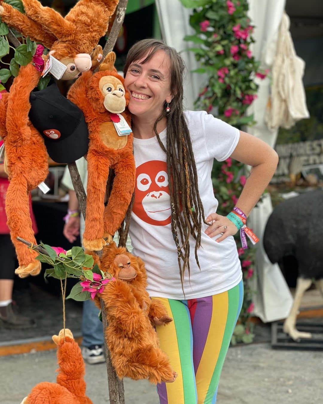 OFI Australiaさんのインスタグラム写真 - (OFI AustraliaInstagram)「Just some of the gorgeous peeps who have visited us at our Bluesfest stall. Thank you SO much for your support for orangutans!! 🧡🦧🧡🦧 #ofibluesfest2023 #bluesfestbyronbay #bluesfest2023 #orangutanmerchandise #saveorangutans #fosteranorangutan #orangutanfoundationinternational」4月8日 17時11分 - ofi_australia