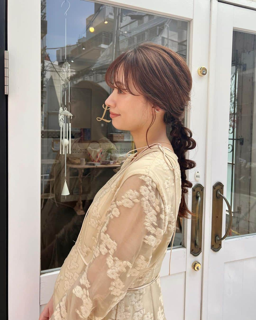 さんのインスタグラム写真 - (Instagram)「・ 先日の結婚式ヘアアレンジはもちろん @suu.suu.sun さんにお願いしました♡  ワンピースがシンプルな色合いだったので、アレンジがきいたものを🕊  Dress @clane_official  Shoes @repetto_japan   今思い出しても幸せな結婚式だった〜🥰  #hairarrange #hairstyle #repetto #clane #ヘアアレンジ #結婚式ヘアアレンジ #ロングヘアアレンジ #結婚式コーデ #二次会コーデ #結婚式ドレス」4月8日 17時22分 - natsukoakahani