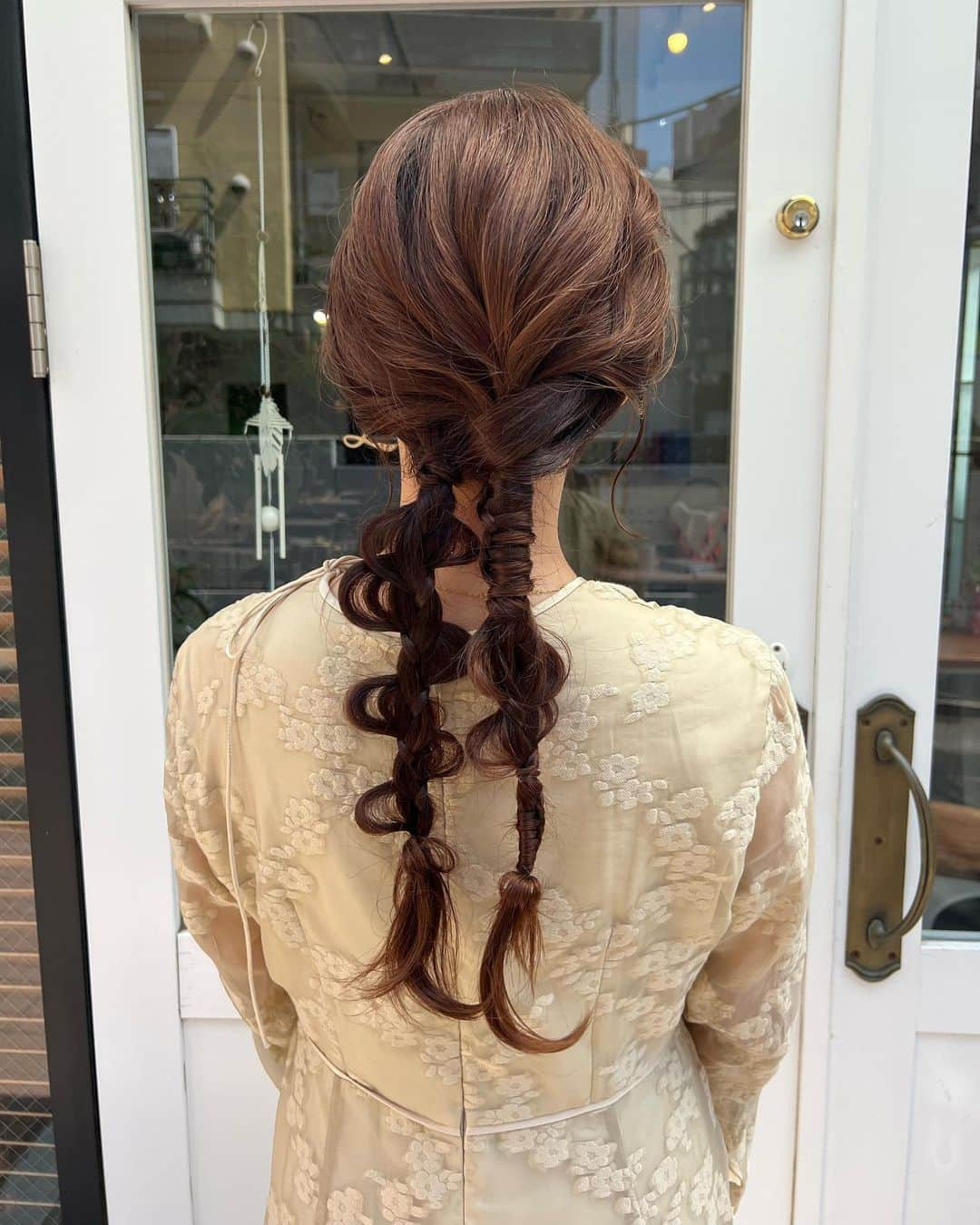 さんのインスタグラム写真 - (Instagram)「・ 先日の結婚式ヘアアレンジはもちろん @suu.suu.sun さんにお願いしました♡  ワンピースがシンプルな色合いだったので、アレンジがきいたものを🕊  Dress @clane_official  Shoes @repetto_japan   今思い出しても幸せな結婚式だった〜🥰  #hairarrange #hairstyle #repetto #clane #ヘアアレンジ #結婚式ヘアアレンジ #ロングヘアアレンジ #結婚式コーデ #二次会コーデ #結婚式ドレス」4月8日 17時22分 - natsukoakahani