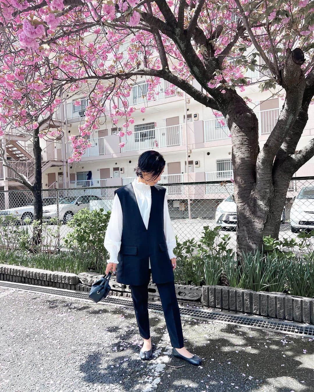 Hiiiiikoのインスタグラム：「♡ . . ギリギリまで何着ようか悩んだ😅 本当は、明るい系で行きたかったけど 試着した時に微妙だったから、黒にした🌸 お店、何軒回ったか😂  靴とかばん以外は @ships_official で買ったよ♡ カバンは、 @senseofplace_ur  で🫶🏼 普段も使えるしショルダーにもなるから即決した🙌🏾  ネックレスは、するの忘れた🥲ちーん。  来年は、👧🏽👦🏾の卒業式、入学式🌸 wakaの新しい幼稚園の入園式🌸←また😅 忙しいなぁ😀🔥 . . #入園式コーデ#入園式#ママ#ママコーデ#ママファッション#ファッション#コーデ#シンプルコーデ#カジュアルコーデ#大人カジュアル#30代コーデ#今日の服#女の子ママ#男の子ママ#4人のママ#大家族ママ#ブラックコーデ#モノトーンコーデ#卒園式#入学式#卒業式#春コーデ」
