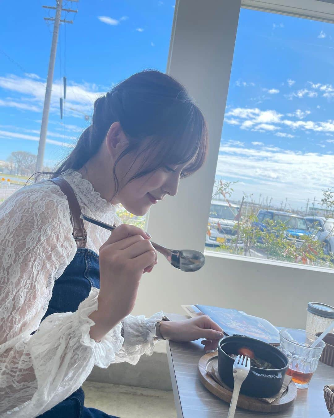 鎌田菜月さんのインスタグラム写真 - (鎌田菜月Instagram)「𖧷𓂃◌۫  ロケのお昼に立ち寄ったお店🍴  熱々のシチューにふわふわのパンがたまらなく美味しかったです イチゴの食べ放題もしてるみたいで、お客さんでいっぱいの店内でした🥺🍓 豊明また行きたいなぁ  🌱4月10日午後6時10分〜 「まるっと！」 🌱4月11日午前11時30分〜 「さらさらサラダ」  #NHK名古屋 にて放送です！ お天気にも人にも恵まれて良い一日でした  #豊明グルメ #lunch #nofilter」4月8日 17時18分 - nacky_k829