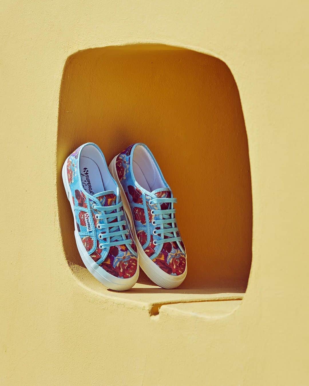 スペルガさんのインスタグラム写真 - (スペルガInstagram)「@superga_official x Lisa Corti – Step it up this Spring, with our brand new footwear collection.  Swipe for a closer look!   Set & Styling @isilgun Pic by @barbara_franzo  #SupergaxLisaCorti #LisaCorti #LisaCortiWorld  #ss23 #springsummer #madeinitaly #ladolcevita #rtw #superga #newcollab」4月8日 17時19分 - superga_official