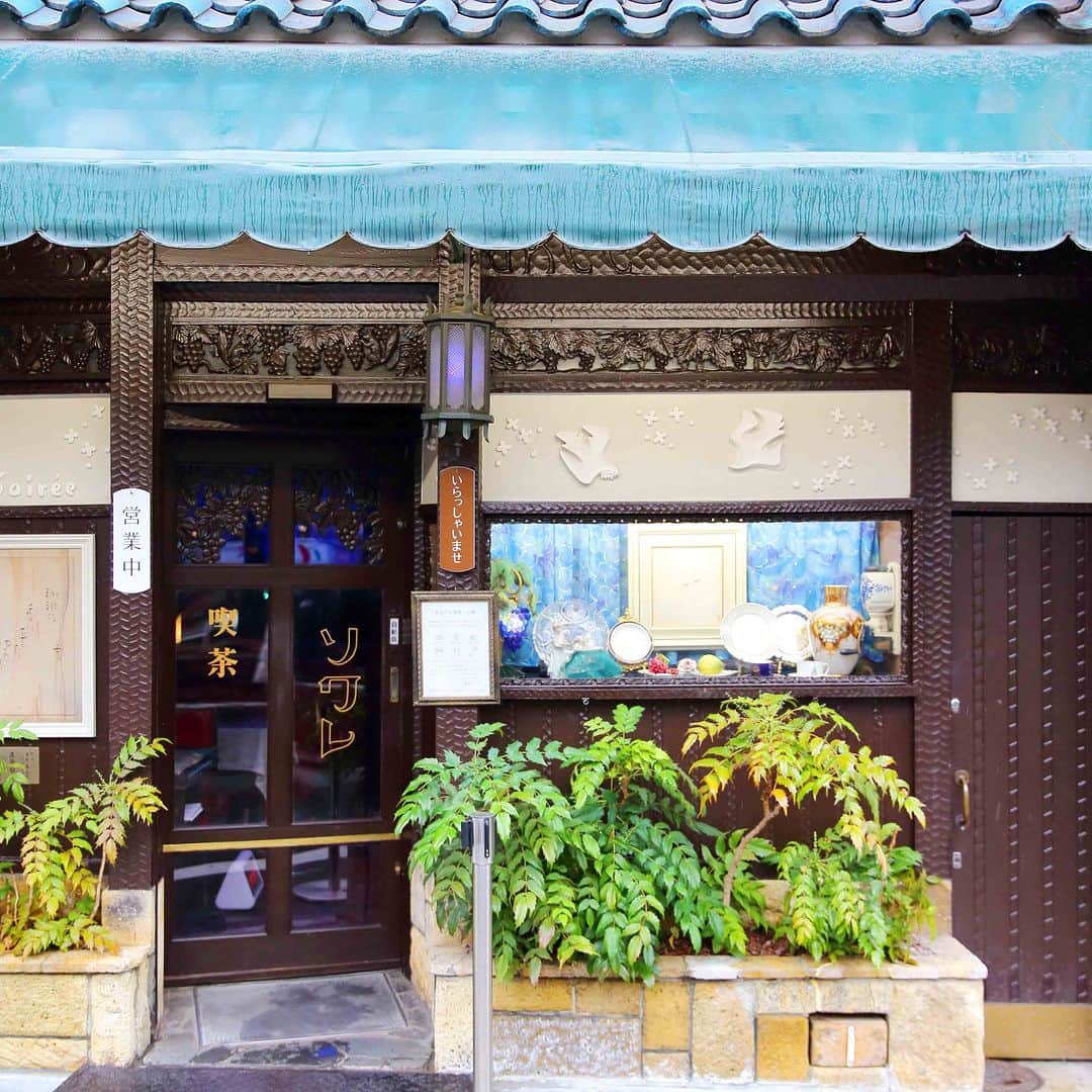 ことりっぷさんのインスタグラム写真 - (ことりっぷInstagram)「「喫茶ソワレ」のゼリーポンチとクリームソーダ  幻想的な青い光に満ちた空間でいただく、キラキラのゼリーポンチとクリームソーダ。 京都に行く度に訪れたくなる、乙女心をくすぐるメニューです。  京都・木屋町にある「喫茶ソワレ」は、戦後まもなくオープンし、ときの文化人や芸術家のサロンとして賑わったカフェ。 その面影は、今も店内を飾る絵画や装飾などのインテリアに残ります。  美しく芸術的な空間で、春は窓に映る桜や爽やかな若葉を眺めながら、50年以上も愛されているゼリーメニューやコクのあるコーヒーを、ゆっくりと味わってみませんか。 ----- #喫茶ソワレ @tea_room_soiree  -----  詳しくは、ことりっぷwebでご紹介しています。 プロフィールのURL、またはストーリーズからご覧くださいね。 @cotrip_official  #ことりっぷ #ことりっぷweb #京都 #木屋町 #京都カフェ #ゼリーポンチ #クリームソーダ #cotrip #kyoto #kyotocafe #visitjapan」4月8日 17時30分 - cotrip_official
