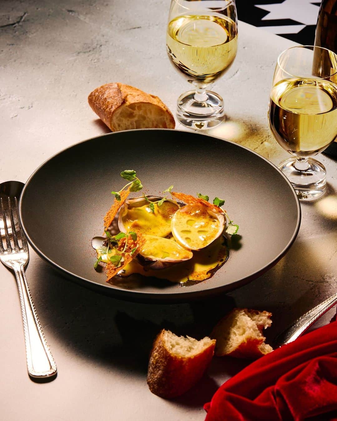 The St. Regis Osakaのインスタグラム：「フランス南西部の海沿いの港町ラ・ロシェルの伝統料理をイメージし、シャンパンで蒸した旬の蛤に、生クリーム、サフラン、そして蛤出汁のソースを合わせた、蛤の旨味溢れる温前菜「蛤のムクラード風 サフランクリーム レモンバームオイル」。フレンチビストロ「ル ドール」レタージュ2Fで華やかな春の美味をお楽しみください。  Indulge in the captivating taste of La Rochelle's traditional cuisine - a coastal town in southwestern France. With our savory heartwarming appetizer, "Hamaguri Clam 'Mouclade Style,' Saffron Cream Sauce, Lemon Balm Oil," experience flavors bursting with every bite, encapsulated in freshly steamed clams paired with a creamy saffron and clam-infused sauce. Immerse yourself in the springtime elegance at L'Etage, located on the 2nd floor of the French Bistro "Rue d'Or."  #stregisosaka #létage #セントレジスホテル大阪 #セントレジス大阪 #ルドール #レタージュ  #大阪フレンチ #本町フレンチ」