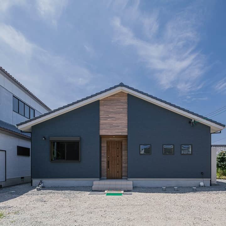 Cozy Homeさんのインスタグラム写真 - (Cozy HomeInstagram)「. 【憧れの　平屋の家】  ■□━━━━━━━━━━・・・‥‥ 〜大切な人に紹介したくなる家づくり〜 和歌山で新築、注文住宅を建てるなら コージーホーム 　 施工写真やイベント情報は、 プロフィール下にあるURLからCheck! → @cozyhome.wakayama ‥‥・・・━━━━━━━━━━□■ 　 【和歌山での家づくり】 #和歌山工務店 #和歌山注文住宅 #和歌山新築 #和歌山家づくり #コージーホームの家 【コンセプト #自由設計の家 #おしゃれな家づくり #快適な家づくり #子育てを楽しむ家 【ここに注目!!】 #家事 #育児 #子育て #家事動線 #共働き #平屋 #平屋の家  #切妻屋根」4月8日 17時25分 - cozyhome.wakayama