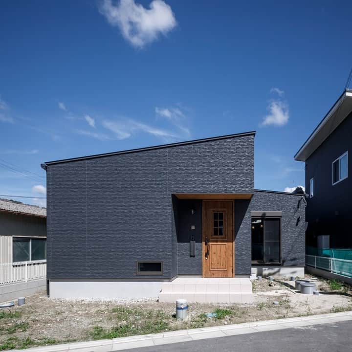 Cozy Homeさんのインスタグラム写真 - (Cozy HomeInstagram)「. 【憧れの　平屋の家】  ■□━━━━━━━━━━・・・‥‥ 〜大切な人に紹介したくなる家づくり〜 和歌山で新築、注文住宅を建てるなら コージーホーム 　 施工写真やイベント情報は、 プロフィール下にあるURLからCheck! → @cozyhome.wakayama ‥‥・・・━━━━━━━━━━□■ 　 【和歌山での家づくり】 #和歌山工務店 #和歌山注文住宅 #和歌山新築 #和歌山家づくり #コージーホームの家 【コンセプト #自由設計の家 #おしゃれな家づくり #快適な家づくり #子育てを楽しむ家 【ここに注目!!】 #家事 #育児 #子育て #家事動線 #共働き #平屋 #平屋の家  #切妻屋根」4月8日 17時25分 - cozyhome.wakayama