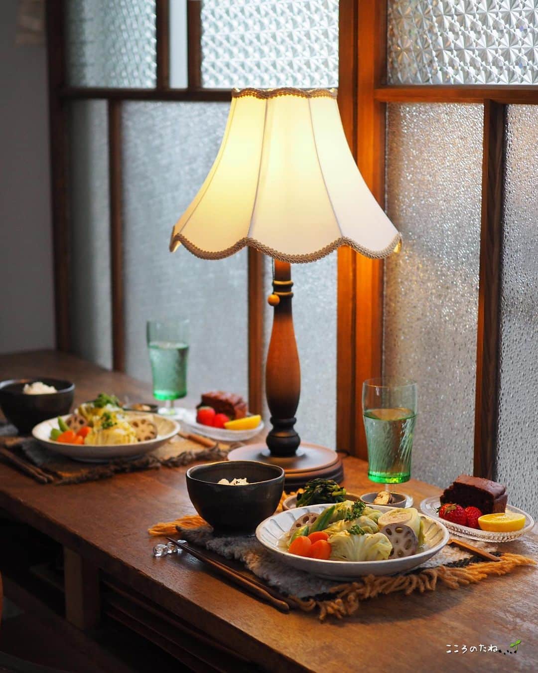 こころのたねのインスタグラム：「⢀⢄ ．．⢄ ⢀𖧧  娘が帰ってきた日のお夕飯🍚🍚 ⁡ 𖧷ロールキャベツ 蓮根・人参・スナップえんどう添え 𖧷ほうれん草のバターソテー 𖧷梅しいたけ 𖧷白ごはん 𖧷豆腐とココアの米粉ケーキ・いちご・黄金柑 ⁡ ロールキャベツには、 えのきたっぷり肉だねを巻いてフワフワに。 ⁡ この日もごちそうさまでした✧ 引き続き良い週末を👋😉 ⁡ 日々のキロクは𝔸𝕞𝕖𝕓𝕒ブログにも✍️ @kokoronotane ⁡ ⁡ 𖧷 𖧷 𖧷 𖧷 𖧷 𖧷 𖧷 𖧷 𖧷 𖧷 𖧷 𖧷  各、著書発売中です。 📘のほほん御膳 📗のほほん曲げわっぱ弁当 📙美しい作りおき 📕かわいいお菓子 𖧷 𖧷 𖧷 𖧷 𖧷 𖧷 𖧷 𖧷 𖧷 𖧷 𖧷 𖧷 詳細・お求めはハイライトの📚マークから。 ⁡ その他、オリジナル商品 🍵有機茶（6種） 🍲レンジ鍋（3種） 🧸online shop（手づくり） ハイライトの各マークから✧ @kokoronotane ⁡ おでかけアカウント @_tecu_tecu_  はじめてみました𖠿 ⁡ ---- コメントお休み中 いつもありがとうございます🙏 ．．⢄ ．．⢄ ⢀⢄ ．⢀𖧧」