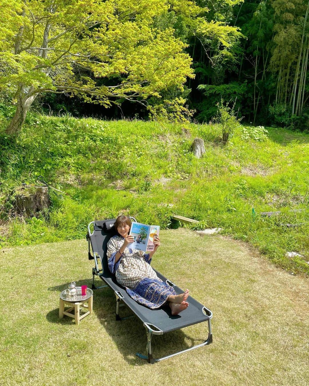 藤崎奈々子さんのインスタグラム写真 - (藤崎奈々子Instagram)「お洗濯できあげるまで、お庭で読書 先日買って帰った @fatimamorocco の椅子の上に モロッコで買ってきた、銀のお盆とティーポット置いてお茶も楽しみました ・ 風で揺れる葉っぱの音や鳥の鳴き声に癒された午後 ・ #お庭のある暮らし #genic #ファティマモロッコ  #ヌキテパ」4月8日 17時32分 - nanakofujisaki