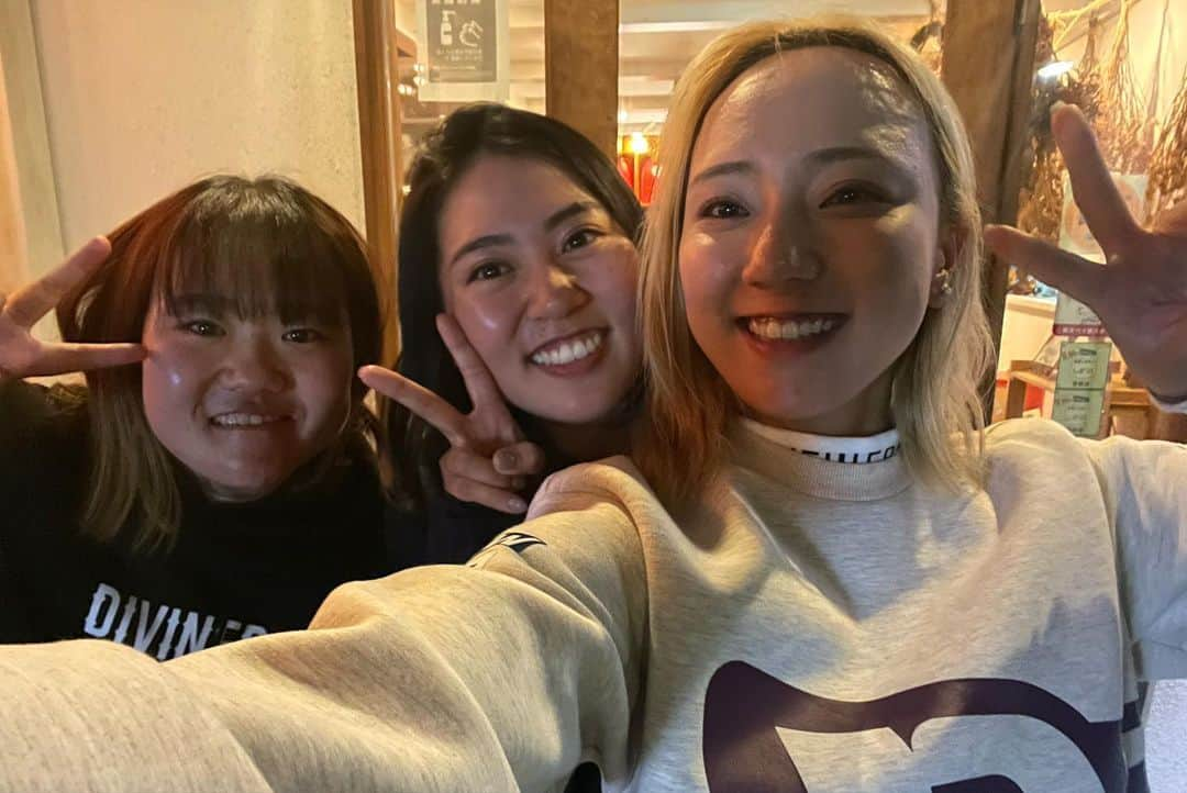 乗富結さんのインスタグラム写真 - (乗富結Instagram)「.  ステップアップツアー「Hanasaka Ladies Yanmar Golf Tournament」に推薦出場させていただきました🌸 このような貴重な機会をいただき、主催者様に本当に感謝申し上げます。  6年ぶりに出場させていただいたLPGA主催の試合でしたが、まず目標にしていた予選を通過することができました。 最終日の今日は悪い流れを断ち切れずに大変なゴルフでしたが、少しずつ上手くなっていると感じることが多かったので、あまり悲観せず、自分の課題を克服できるようまた頑張りたいと思います✨ 何より久しぶりに会えた友達が多くて、色々おしゃべりできたことがとっても嬉しかったです🥰 毎週みんなに会えるように頑張ろう！と決意を固められた1週間になりました！これからも精進します！  #ハナサカレディス #yanmer #hanasakaladiesyanmargolftournament #JLPGA #ステップアップツアー  #yonex  #ジーオーピー株式会社 #リック株式会社 #株式会社ナカノ商会 #dspe #bullandbull」4月8日 17時32分 - yui0919golf