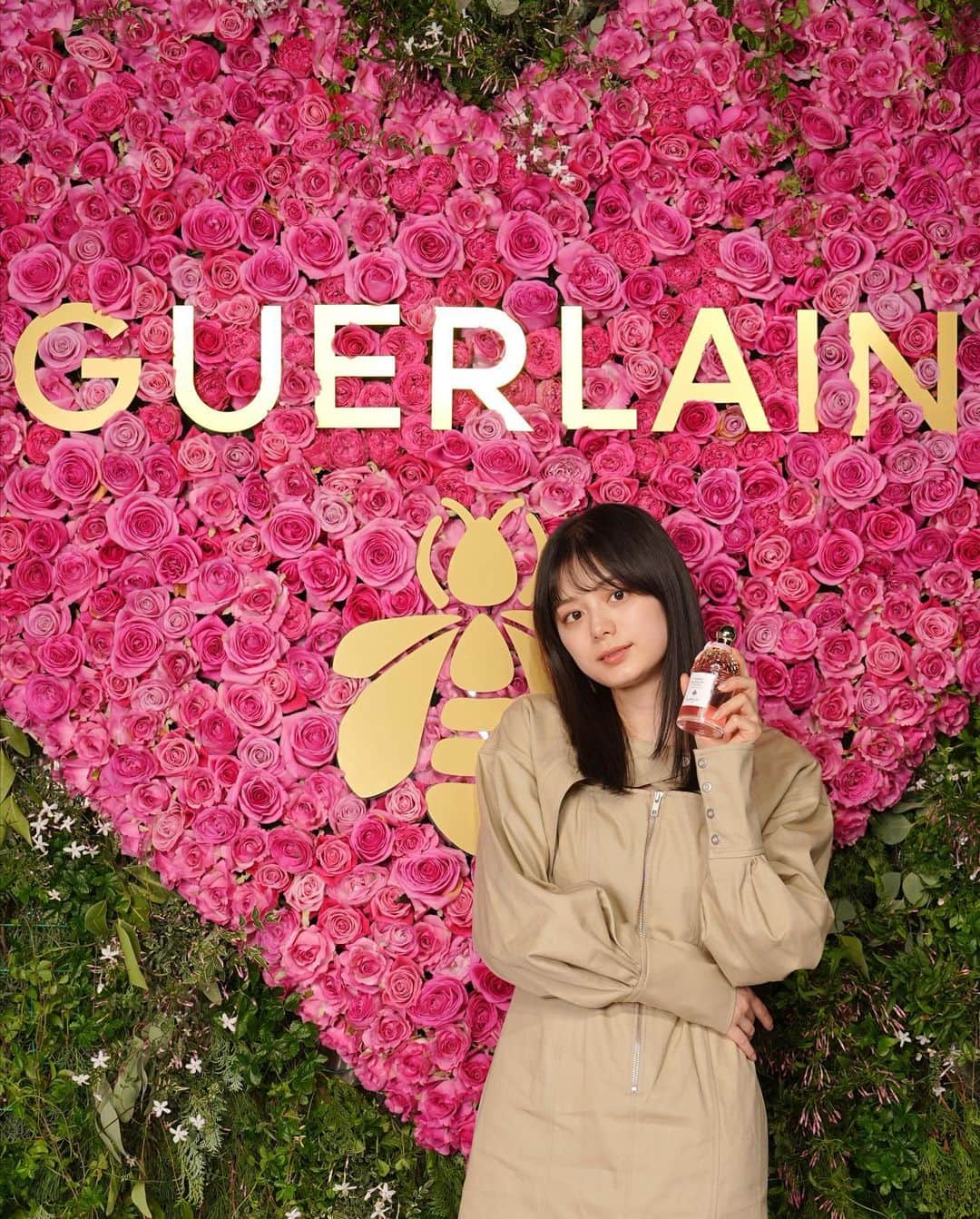 紺野彩夏のインスタグラム：「GUERLAIN AQUA ALLEGORIA  5月1日に、ゲランのサステナビリティを体現するコレクション〈アクア アレゴリア〉から自然の恵みである稀少な“素材”にフォーカスしたアクア アレゴリア ハーベストが発売されます。 アイコニックな香りを、基本の構成はそのままで、その中の1つの素材に光を当てた、今年しか手に入らない数量限定コレクションみたいです☺︎ アクア アレゴリア フォルテには、新たにネロリア ベチバーが仲間入りします！ 私のお気に入りは、甘すぎない爽やかな香りのローザ ロッサの香りがお気に入り🫶 ゲランは、ミツバチ保護活動や女性養蜂家の育成支援など、サステナビリティに関する活動に積極的に取り組んでいるそうです、 4月12日（水）～18日（火）の期間中、阪急うめだ本店で先行発売するそうなので、ぜひお気に入りのサステナブル フレグランスを見つけてみてください〜！ @guerlain  #ゲラン #アクアアレゴリア」