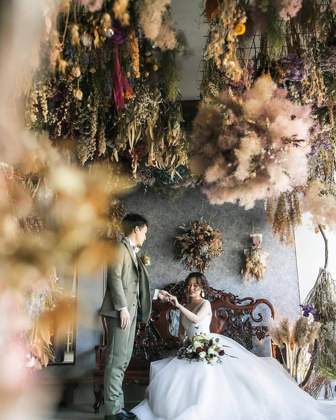 ラヴィ•ファクトリーさんのインスタグラム写真 - (ラヴィ•ファクトリーInstagram)「. 【写真で叶える結婚式】 . scene_ドライフラワー  たくさんのお花に囲まれた空間は どこか柔らかい雰囲気の1枚に💐 オリジナルストーリーで おふたりのウェディングフォトを叶えます✨  . —————— ラヴィファクトリー: @fukuoka_laviephotography Photographer: @aki_batakanobu AREA:JAPAN,FUKUOKA —————— @laviefactoryをフォローして #laviefactory #ラヴィファクトリー のハッシュタグをつけて お写真を投稿してみてくださいね✳︎ . こちらの公式IG（@laviefactory） で取り上げさせていただきます✨ . 思わず笑顔になれるハートのある 「家族写真」はラヴィクルール* >>>@laviecouleur_official . #wedding #weddingphotography #photo  #ハートのある写真 #instawedding #結婚写真 #ウェディング #ウェディングフォト #撮影指示書 #ロケーションフォト #前撮り#写真好きな人と繋がりたい #フォトウェディング #卒花 #後撮り #ウェディングニュース #前撮り小物 #前撮りフォト #前撮りアイテム #ウェディング撮影 #撮影構図 #前撮りアイディア #撮影指示書 #花嫁コーディネート #シャングリラフォト #福岡花嫁 #ドライフラワー #洋装フォト」4月8日 17時34分 - laviefactory