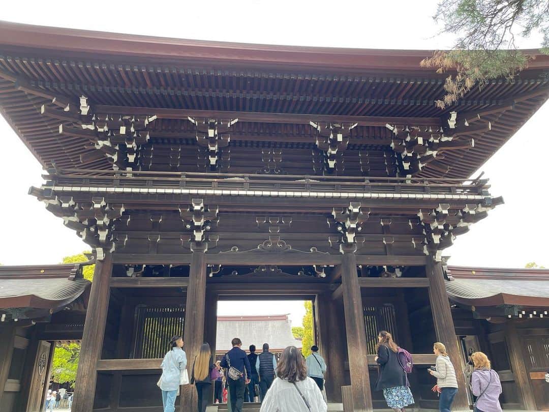 のインスタグラム：「そういえば、何度も原宿に来てるのに、明治神宮に立ち寄ってないな。  よし、インスピレーションに従って、明治神宮へ参拝に行こう！  ずっと前にKよちゃんと初詣に来た記憶が。参道が長くて本殿にたどり着くまで長い時間がかかった。不思議なもので、景色で覚えていて記憶が蘇る。  宝物殿の方に歩いて行くと、都会のど真ん中にこんな森が。そびえ立つ高い林の間を歩いていると、パワースポットというより癒しスポット。都会であることを忘れる。  本殿を避けると人が少なくゆっくりできる。ピクニックしてる人がいたよ。  そうそう、結婚式もやってた。  小腹が空いたので売店へ。みたらし団子が焼き立てで食べられる。平たいけど大きめで食べ応えあり。  みたらしが濃くて、団子が暖かくて柔らかい。うぉいしい。  #明治神宮 #みたらし団子 #パワースポット #癒しスポット」