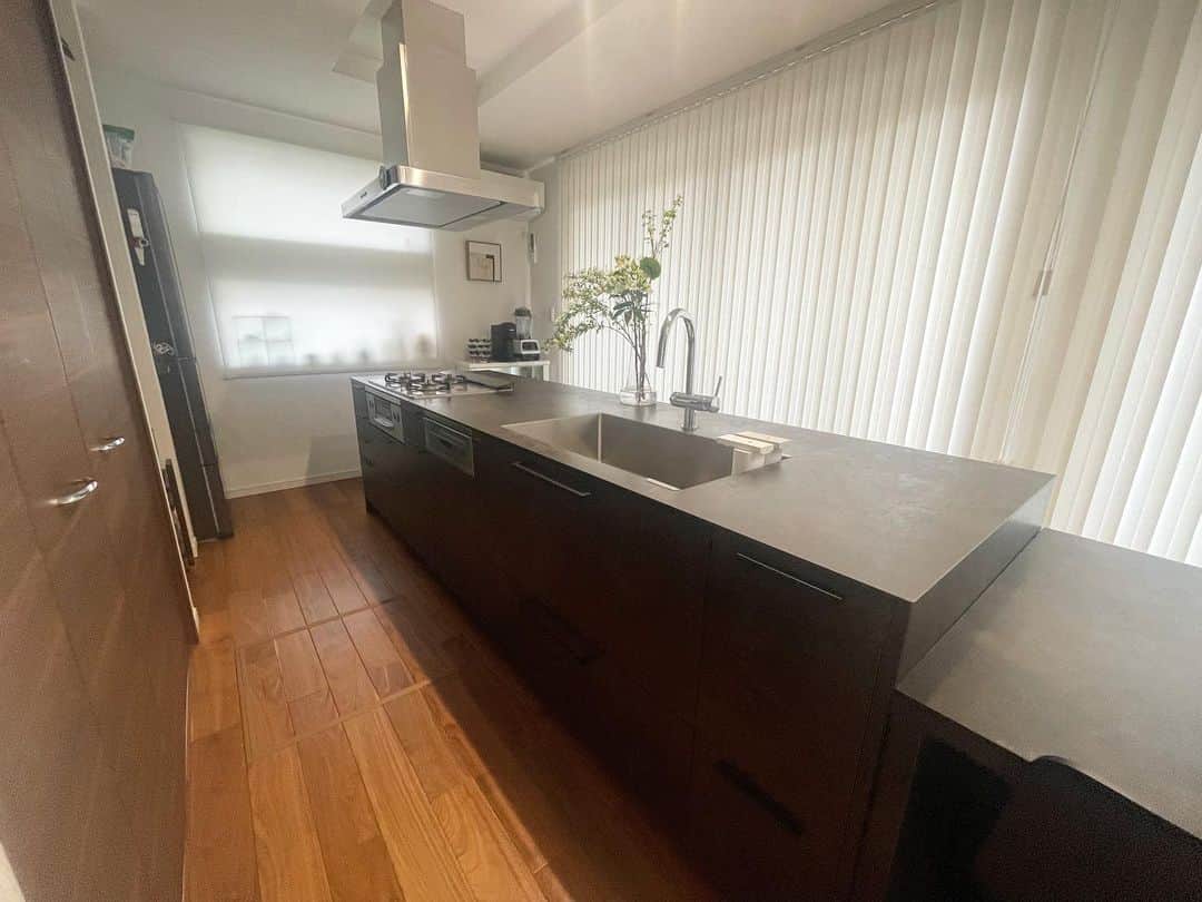 のインスタグラム：「kitchen tour ‼︎  キッチンの収納や中をYouTubeで紹介してます♡ 来週は、冷蔵庫の中身もアップ予定です♡ 新生活がんばりましょー🌷」