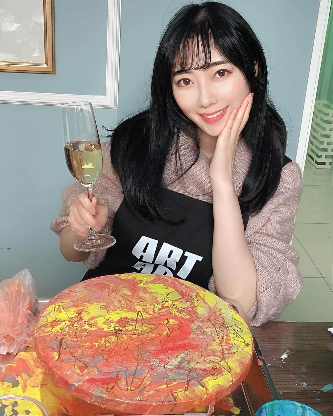 いけながあいみのインスタグラム：「アートDay🎨🖌✨ ・ アルコールインクアートの体験をしました😄❣️ ・ 黄色が私の作品で 青いのがママミーの作品😆 ・ こちら オシャレな音楽を聴いて コーヒー、ジュース、お酒を飲みながら アートを学べるカフェなの☕🍾️🎶 ・ 初のアルコールインクアートは、すごく楽しくてあっという間の時間でした🥰 ・ 先生も優しく教えてくれて、夢中でやってました💖 とっても楽しかったー😊✨ ・ また別のアートもやりたいなー💕  ☕️ Art And Cafe 下北沢 📍 東京都世田谷区北沢２丁目１９−１２ 白川ビル 2階 🚃 下北沢駅から徒歩1分  PR @art_and_cafe_tokyo #artandcafetokyo #アート体験東京 #ワークショップ東京 #アルコールインクアート体験 #フルイドアート#カフェアンドアート #趣味 #趣味の時間 #東京 #東京観光 #デートプラン #遊び」