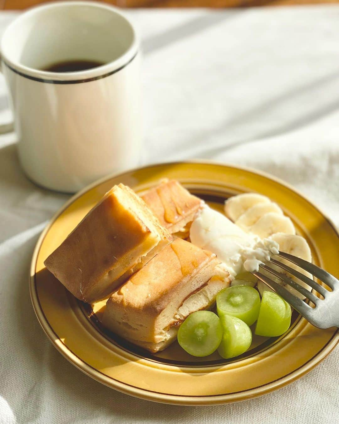 藤岡みなみさんのインスタグラム写真 - (藤岡みなみInstagram)「いつかの朝ごはん。 主食は光。  みんなで朝の話をしていく楽しいメディアが始まります🍞  名前は「Quu&Fuu」(クーフー)といいます。 @quufuu_ig   さわやかで希望に満ち溢れたイメージがある一方、時間がないし、食欲もないし、ちゃんと過ごせないと出遅れた気分にもなっちゃったりする朝。  ちょっとした工夫でかろやかに過ごせたら、そこから始まる1日も愉快になるかも？  はたまた、有意義に過ごさなきゃとかポジティブにならなきゃというプレッシャーさえ飛び越えて、朝を解放したい！  暮らしと工夫についての対話がたくさん生まれる場所になったらいいな。  ぜひフォローお願いします☀️ @quufuu_ig   #朝ごはん #a7c」4月8日 17時40分 - fujiokaminami