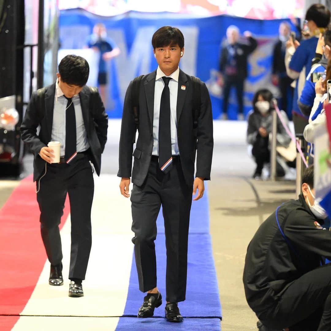 横浜F・マリノスさんのインスタグラム写真 - (横浜F・マリノスInstagram)「. 𝑻𝑬𝑨𝑴 𝑨𝑹𝑹𝑰𝑽𝑨𝑳!!🚌  #KASHIYAMA のスーツを身に纏いスタジアムに到着🏟🔥  #fmarinos｜#Jリーグ」4月8日 17時41分 - yokohamaf.marinos
