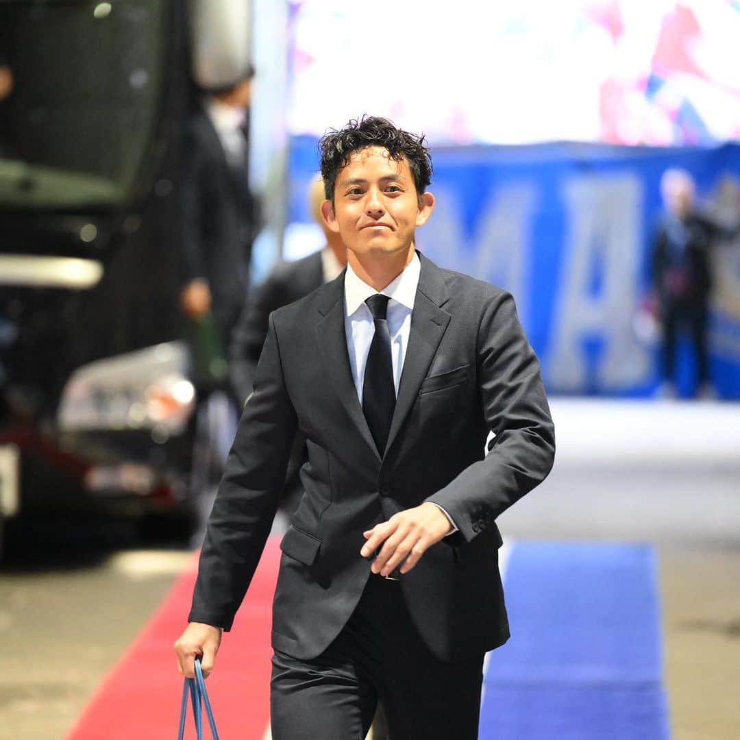 横浜F・マリノスさんのインスタグラム写真 - (横浜F・マリノスInstagram)「. 𝑻𝑬𝑨𝑴 𝑨𝑹𝑹𝑰𝑽𝑨𝑳!!🚌  #KASHIYAMA のスーツを身に纏いスタジアムに到着🏟🔥  #fmarinos｜#Jリーグ」4月8日 17時41分 - yokohamaf.marinos