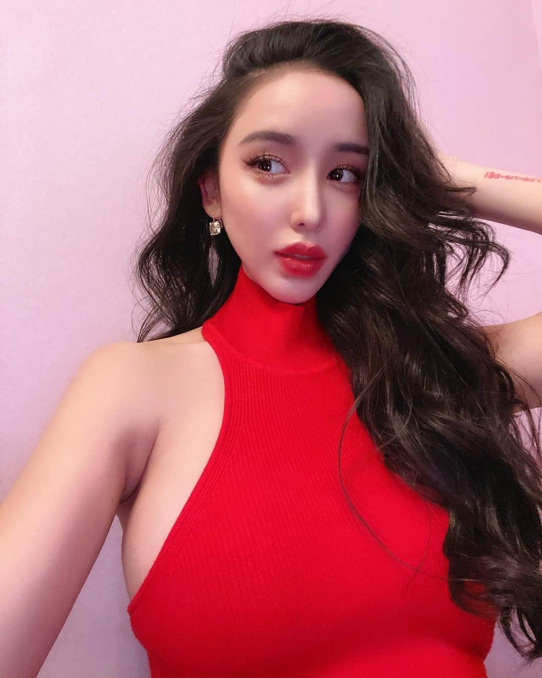 葉月のインスタグラム：「❤️上質なエロをお届けします❤️  #お上品な下品 #赤が似合う女になりたい」