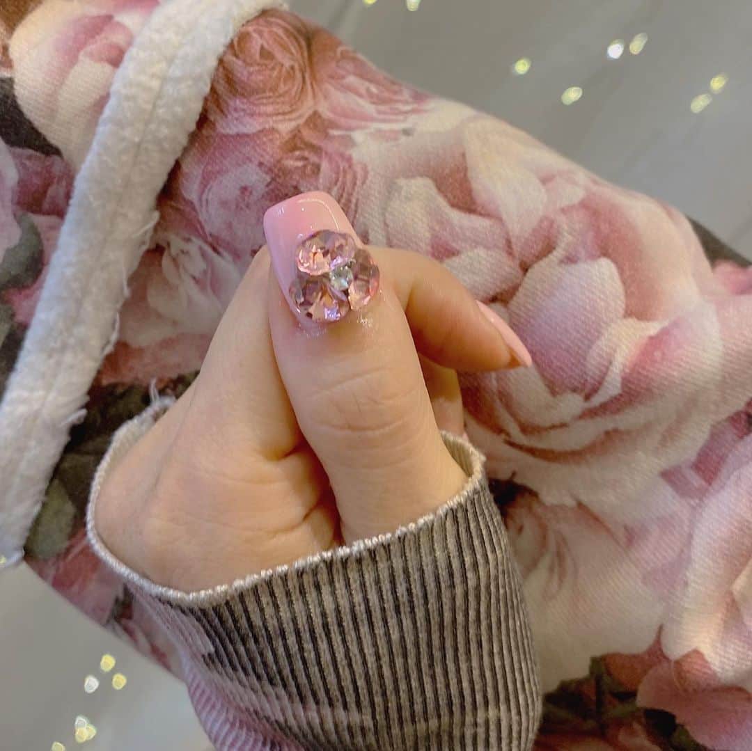 平子理沙さんのインスタグラム写真 - (平子理沙Instagram)「LAに旅行に来る前に、ネイルカラーををベビーピンクにチェンジ💅🏻✨ そして、ピンクのスワロフスキーのビジューを左側の親指に付けてもらいました🌸✨ @bellflower_asuka  #ネイルアート#nails#beauty#fashion#risahirako#平子理沙」4月8日 17時43分 - risa_hirako