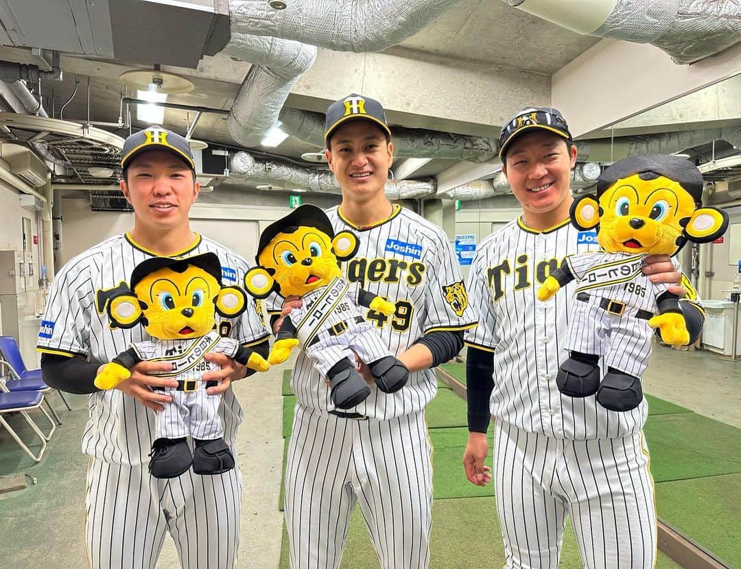 阪神タイガースさんのインスタグラム写真 - (阪神タイガースInstagram)「今日のヒーローは大竹選手、大山選手、石井選手です！ #今日のヒーロー  #大竹耕太郎 選手 移籍後#初勝利  #大山悠輔 選手 #勝利打点  #石井大智 選手 甲子園初#ホールド 初#ヒーローインタビュー  #阪神タイガース  #ARE」4月8日 17時44分 - hanshintigers_official