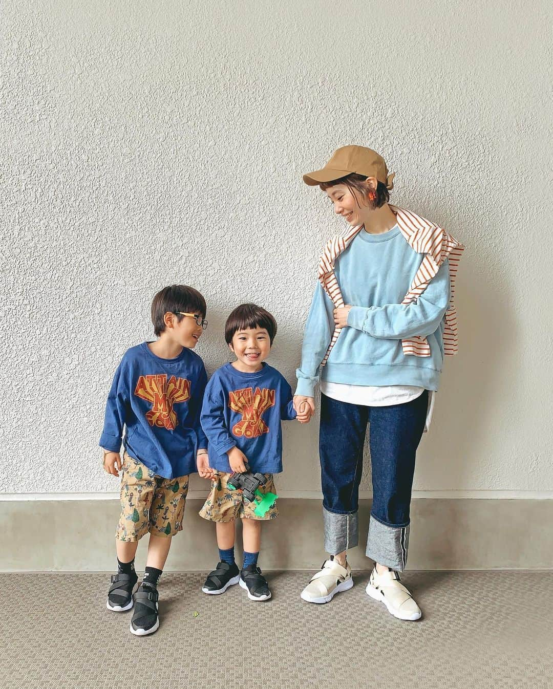 むらたさきさんのインスタグラム写真 - (むらたさきInstagram)「♡♡ ． 春服おやこーで👦👦🙋‍♀️💕 ． ブルー✖️ベージュ✖️オレンジ🍊 ＆プチプラサンダルでカジュアルリンクコーデ✌️🥰♡ ． ． 青も好きだし、何でもOK❣️🥳な次男と、 ． 「サンはこれが着たい‼️ じぇったい(絶対)青が1番好きーーー😎👍🔵！！と、 数年前にどこかで聞いたようなセリフを言って、 (長男の、同じ頃に👏😂👂) 日々好きな服を自分で選んでいる三男坊👦🎽 ↑ (青色の服のお下がりなら、たくさんあるぞ〜👌🤣) ． ． ． 足元は、軽くて歩きやすくて、 サンダルとスニーカーのいいとこどり◎な @hiraki_official のサンダル🩴🥳 (ちなみに、靴下もヒラキ🧦♡) ． 超プチプラなので、色ちがいもGET🙏✨ ． ． ちょっとそこまで🏃‍♂️🏃‍♀️にも、 アウトドアにも良さそうやね〜🙆‍♀️🏝🐠 ． ． ． ． ． ． ． ． ． ． ． ． ． ． #9歳 #6歳 #3歳 #三兄弟 の次男三男👦👦 ． #子育て #男の子ママ #親子コーデ #リンクコーデ #ヒラキ #ひらき #hiraki  #プチプラファッション #スニーカー  #サンダルスニーカー #春コーデ」4月8日 17時47分 - muratasaki