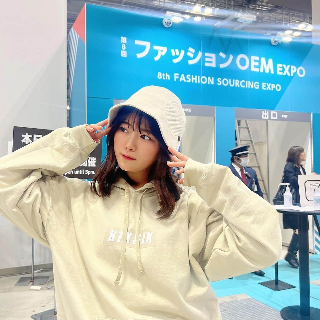 山内鈴蘭さんのインスタグラム写真 - (山内鈴蘭Instagram)「東京ビックサイトの展示会へ🥺🌸  アパレルの工場や 小物＆ファッションメーカー様の 展示会に行ってきました👗  @gorurun_  ゴルフブランドを始めてから、ファッションの奥深さや、製法と機能性の高さを学び、より良いアイテムを目指し日々勉強中です🥰  Gorurunのデザイナーさんが細かく教えてくれるのでありがたい😭🌸  物作りの楽しさを実感するのは やはり、お客様がアイテムをお手に取って頂き楽しんで頂けている事を知った時😊🌱  そして、サンプルから生産に入るまでの道のりもディスカッションし、その時間も楽しくて、実際に完成した時の嬉しさは何十倍にも☺️💓  ゴルフブランドのプロデューサーとしてまだまだ未熟者ですが、ゴルフが大好きで真っ直ぐに向き合っていきたい気持ちは強く胸を張って言える！！！  これからも皆様のお力添えの元、 ゴルフブランドGorurun並びに山内鈴蘭精進してまいります☺️🌸🌸🌸  お世話になっていますお取引先の皆様、本当にいつもありがとうございます！  この日は @kixsix_official_jp の抽選で当たったパーカー💖 クリームカラーで可愛すぎる🥺  以前Gorurun✖️kixsixでシューレースやパーカー、トレーナーなどコラボさせて頂いた人気ブランドさん🫣  またコラボさせて頂ける日を楽しみに💓  #ファッション #ファッション展示会 #アパレル #アパレル展示会 #東京ビックサイト国際展示場 #Fawtokyo #アパレルブランド #ゴルフブランド #gorurun #ゴルラン #ゴルフ好きな人と繋がりたい #kixsix #キックスシックス」4月8日 17時49分 - xxsuzuranxx