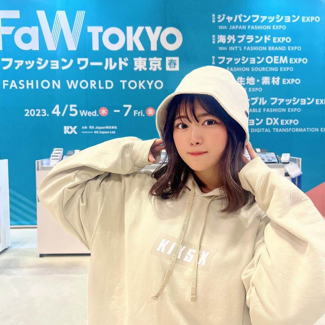 山内鈴蘭さんのインスタグラム写真 - (山内鈴蘭Instagram)「東京ビックサイトの展示会へ🥺🌸  アパレルの工場や 小物＆ファッションメーカー様の 展示会に行ってきました👗  @gorurun_  ゴルフブランドを始めてから、ファッションの奥深さや、製法と機能性の高さを学び、より良いアイテムを目指し日々勉強中です🥰  Gorurunのデザイナーさんが細かく教えてくれるのでありがたい😭🌸  物作りの楽しさを実感するのは やはり、お客様がアイテムをお手に取って頂き楽しんで頂けている事を知った時😊🌱  そして、サンプルから生産に入るまでの道のりもディスカッションし、その時間も楽しくて、実際に完成した時の嬉しさは何十倍にも☺️💓  ゴルフブランドのプロデューサーとしてまだまだ未熟者ですが、ゴルフが大好きで真っ直ぐに向き合っていきたい気持ちは強く胸を張って言える！！！  これからも皆様のお力添えの元、 ゴルフブランドGorurun並びに山内鈴蘭精進してまいります☺️🌸🌸🌸  お世話になっていますお取引先の皆様、本当にいつもありがとうございます！  この日は @kixsix_official_jp の抽選で当たったパーカー💖 クリームカラーで可愛すぎる🥺  以前Gorurun✖️kixsixでシューレースやパーカー、トレーナーなどコラボさせて頂いた人気ブランドさん🫣  またコラボさせて頂ける日を楽しみに💓  #ファッション #ファッション展示会 #アパレル #アパレル展示会 #東京ビックサイト国際展示場 #Fawtokyo #アパレルブランド #ゴルフブランド #gorurun #ゴルラン #ゴルフ好きな人と繋がりたい #kixsix #キックスシックス」4月8日 17時49分 - xxsuzuranxx