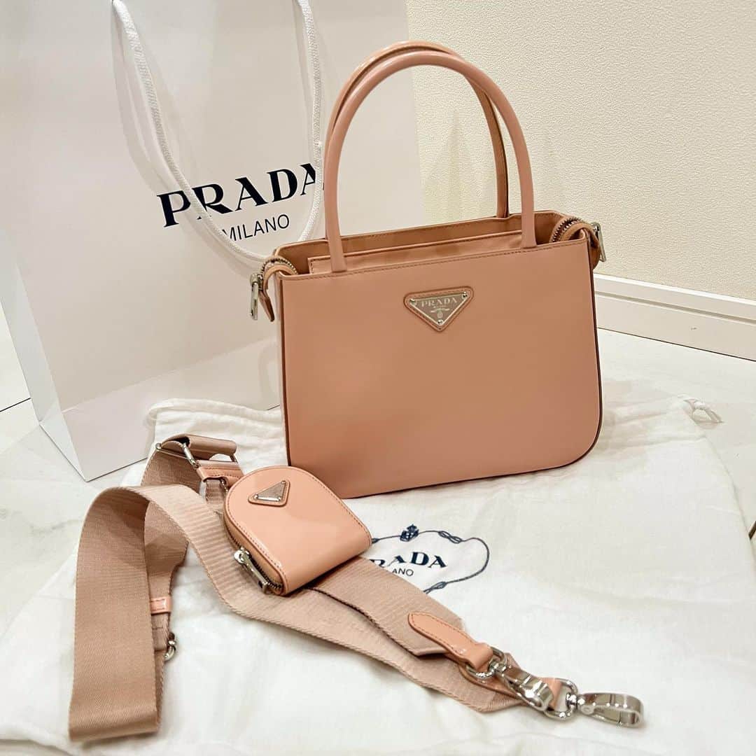 のインスタグラム：「長女はこれ🛍 ． この色ならママも納得💓 親子💓姉妹💓兼用で使えるね‼️ ． #prada  #pradabag  #daughter  #shopping」