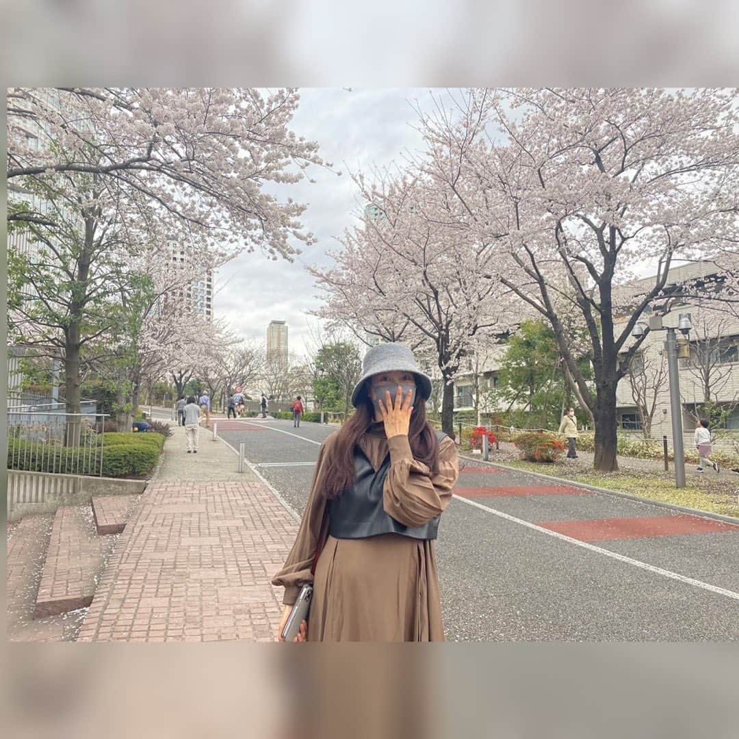 土屋太鳳さんのインスタグラム写真 - (土屋太鳳Instagram)「. 東京はまだはっきりしないお天気で 空の雲も動きが目立つし 低めの気温や雨も心配だけれど… もしかしたら走りだしたら ちょうどいいかもしれない🤔💡 . そんなことをなぜ書くかというと ３年半ぶりにTBSさんの感謝祭で あの名物「 #赤坂５丁目ミニマラソン 」が 復活すると聞いたから☺️✨✨✨ . 本当にいろいろなことや人が コロナ禍を乗り越えてきましたが 別場所で開催されてきたこのマラソンが 赤坂に帰ってくるんだなと思うと… 私はたった一回しか走っていないけれど 本当に心から、心から、心から、 良かったなぁと思います💐✨✨✨ . 参加する方々は もう気持ち的に準備に入ってるだろうなぁ… 私は当時練習も準備も出来なかったので それだけが悔しかった！！！！！ もう当時の体力はないかもだけど いつかちゃんと調整して また楽しく走ってみたいです🏃‍♀️🏃🏃‍♂️ あ、でもそれには TBSさんの番組に御縁がなきゃだけど😅 そうなれるよう祈ろう… . 写真は先日あることのために 赤坂ミニマラソンコースの近くに行った時💡 撮ってくれたのは姉です☺️ 姉もあのとき必死で応援してくれたので 二人で『懐かしいねー！』と しみじみ盛り上がりながら撮りました✨ . このあたりは緩い坂がずっと続くのですが 地味〜〜〜に一番つらくて…💦 どうしてもペースダウンするんですけど、 だからこそ応援してくださる方々の笑顔が ちゃんと見える場所でもあって 本当にパワーをいただきました😭🙏✨✨ あの感謝は本当に忘れられないなぁ… 映画『PとJK』でご一緒した  #亀梨和也 さんのファンの方々が 応援してくださっていたのも分かりました💡 なぜ分かったかというと ボードに書いてくださってたからです😭🙏✨✨ . 素晴らしいゲストランナーの方々や 俊足自慢の挑戦者の方々はもちろん 「赤坂ミニマラソンには、夢がある！」 と伝えてくださった #森脇健児 さんをはじめ 常連ランナーの方々が 素晴らしい時間を過ごされることを 心から、心から、心から、祈って 応援しております👏🔥✨」4月8日 17時54分 - taotsuchiya_official